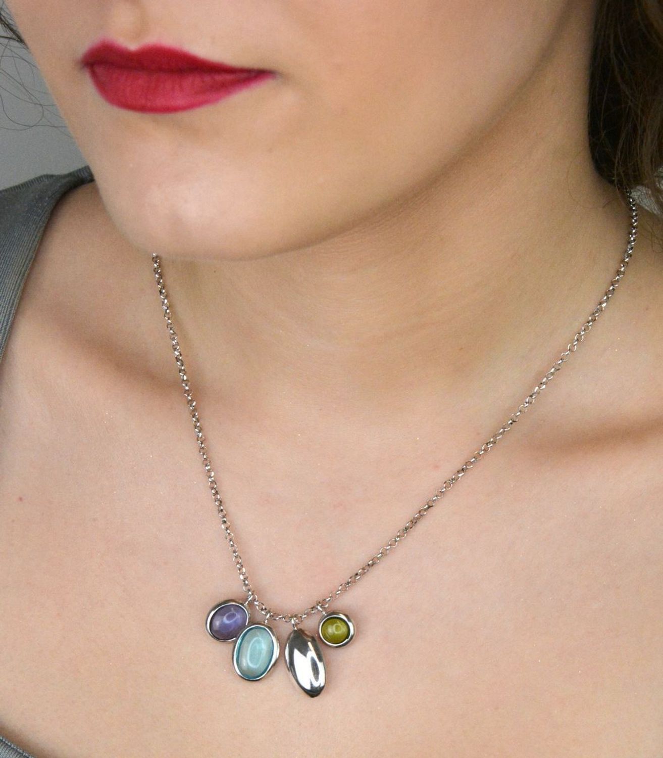 Srebrny naszyjnik damski z kolorowymi cyrkoniami DIA-NSZ-11697-925. Srebrny naszyjnik damski ozdobiony syntetycznymi kamieniami imitującym ametyst, topaz oraz jadeit.  1.jpg