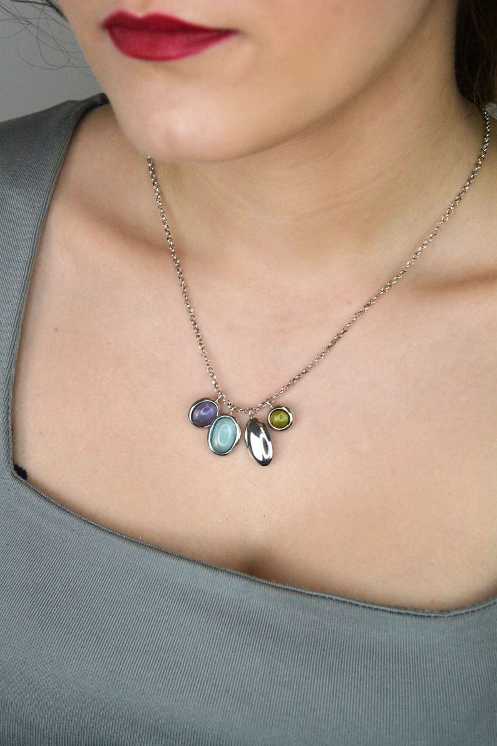 Srebrny naszyjnik damski z kolorowymi cyrkoniami DIA-NSZ-11697-925. Srebrny naszyjnik damski ozdobiony syntetycznymi kamieniami imitującym ametyst, topaz oraz jadeit.  1.jpg