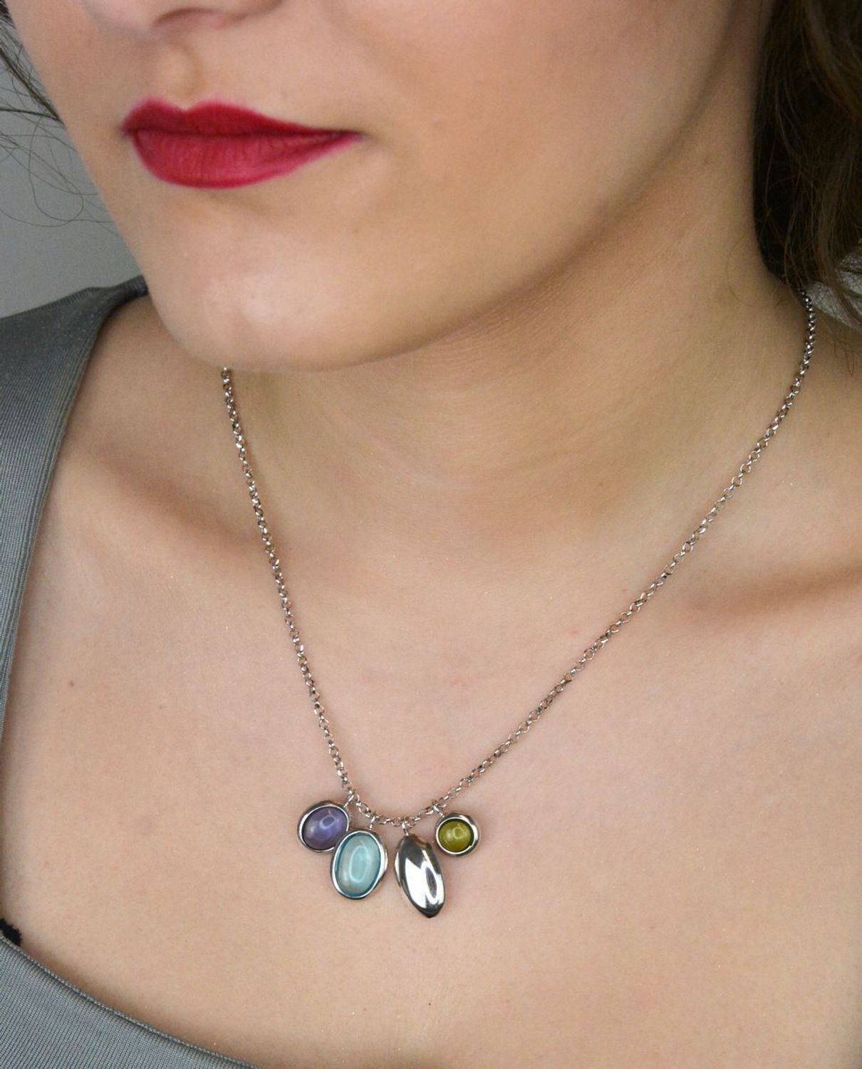 Srebrny naszyjnik damski z kolorowymi cyrkoniami DIA-NSZ-11697-925. Srebrny naszyjnik damski ozdobiony syntetycznymi kamieniami imitującym ametyst, topaz oraz jadeit.  1.jpg