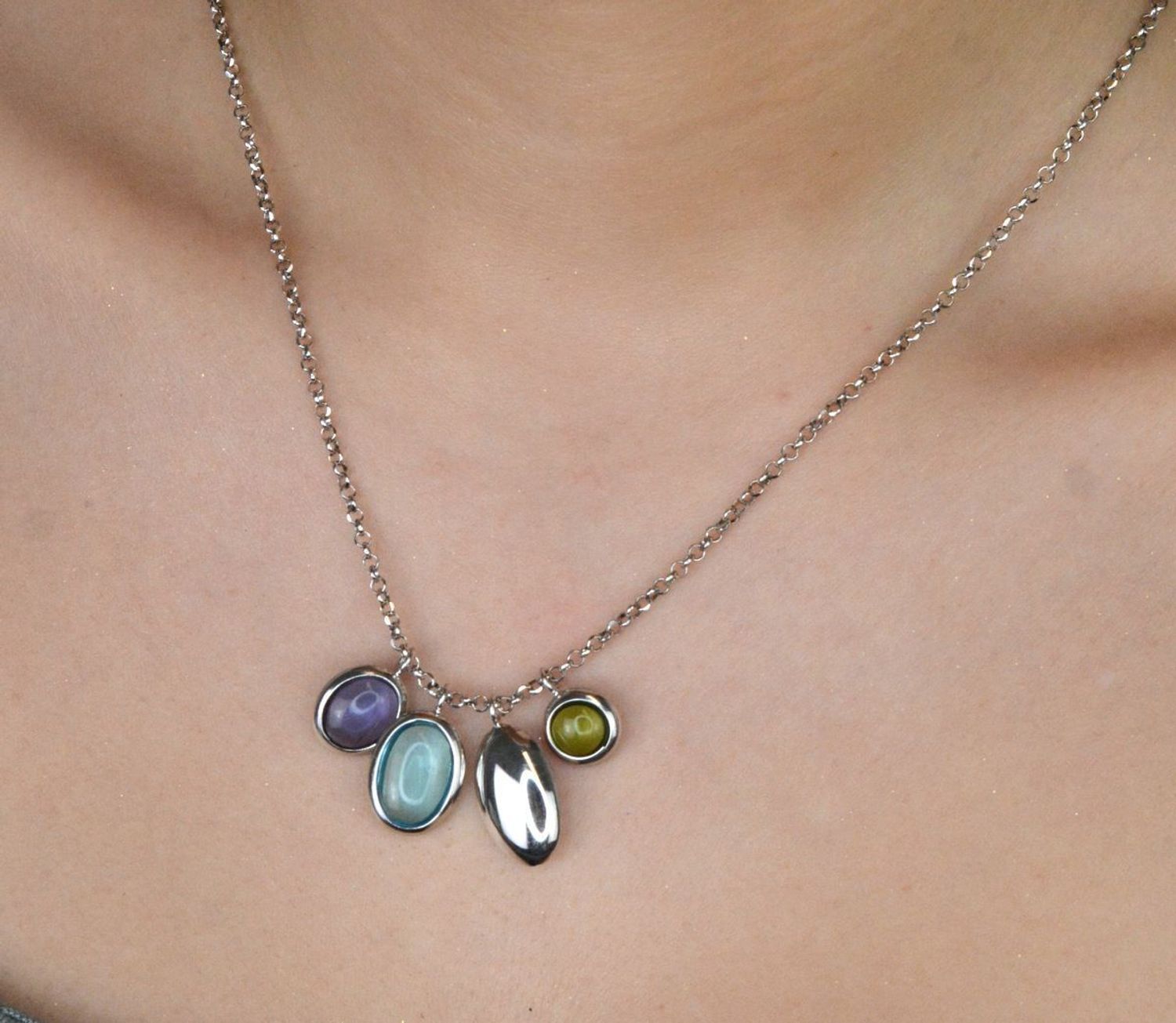 Srebrny naszyjnik damski z kolorowymi cyrkoniami DIA-NSZ-11697-925. Srebrny naszyjnik damski ozdobiony syntetycznymi kamieniami imitującym ametyst, topaz oraz jadeit.  1.jpg