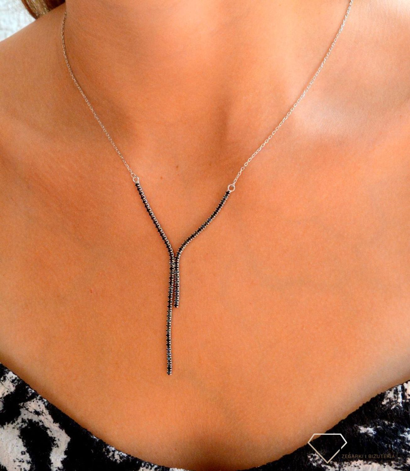 Srebrny naszyjnik damski 925 celebrytka z wiszącymi czarnymi cyrkoniami DIA-NSZ-11789-925. Srebrny naszyjnik damski. Naszyjnik srebrny damski celebrytka. Naszyjnik dla kobiety. Modny naszyjnik damski. Srebrny naszyjnik idealny na preze (1).jpg