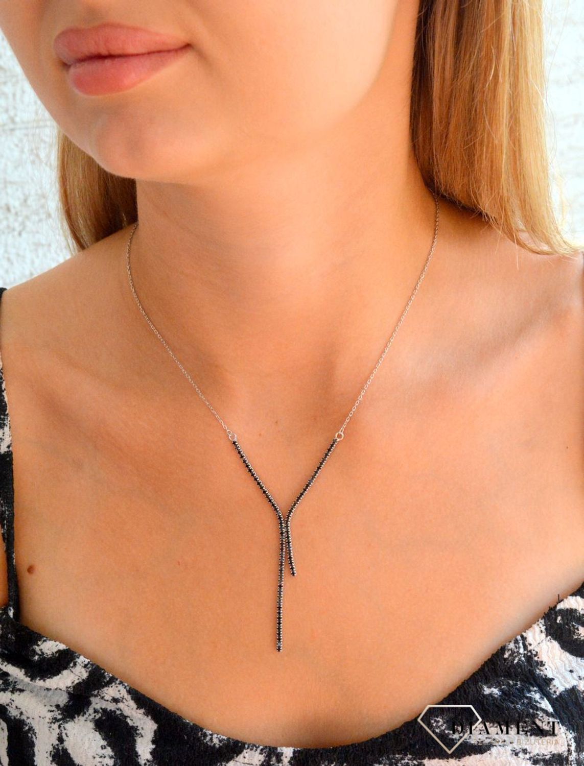 Srebrny naszyjnik damski 925 celebrytka z wiszącymi czarnymi cyrkoniami DIA-NSZ-11789-925. Srebrny naszyjnik damski. Naszyjnik srebrny damski celebrytka. Naszyjnik dla kobiety. Modny naszyjnik damski. Srebrny naszyjnik idealny na preze (1).jpg