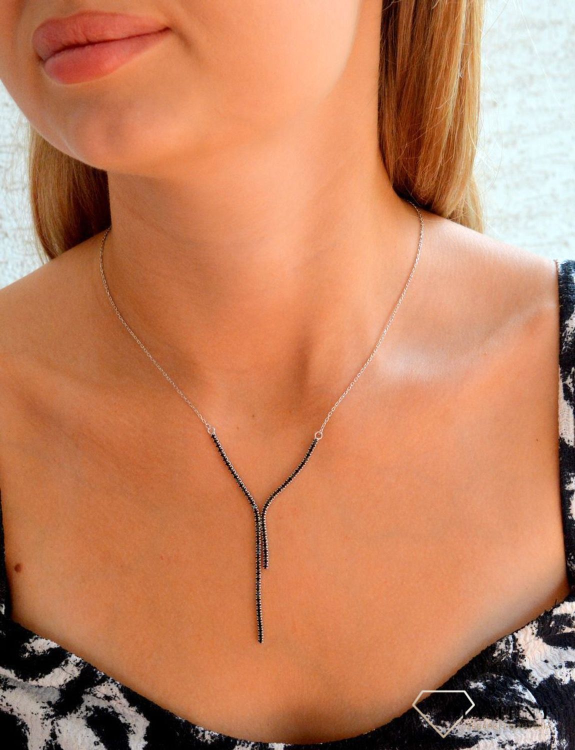 Srebrny naszyjnik damski 925 celebrytka z wiszącymi czarnymi cyrkoniami DIA-NSZ-11789-925. Srebrny naszyjnik damski. Naszyjnik srebrny damski celebrytka. Naszyjnik dla kobiety. Modny naszyjnik damski. Srebrny naszyjnik idealny na preze (1).jpg