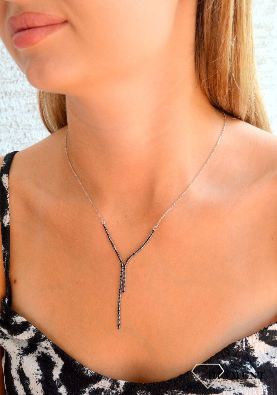 Srebrny naszyjnik damski 925 celebrytka z wiszącymi czarnymi cyrkoniami DIA-NSZ-11789-925. Srebrny naszyjnik damski. Naszyjnik srebrny damski celebrytka. Naszyjnik dla kobiety. Modny naszyjnik damski. Srebrny naszyjnik idealny na preze (1).jpg