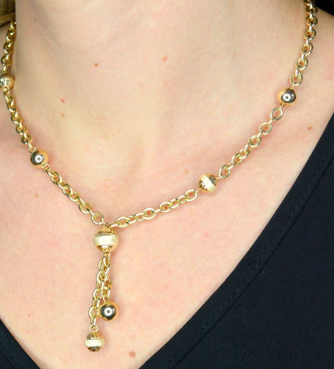 Złoty naszyjnik damski 585 ozdobiony kuleczkami DIA-NSZ-11954-585. Złoty naszyjnik damski. Złoty naszyjnik próby 585. Naszyjnik złoty damski z kulkami. Naszyjnik damski na prezent (2).jpg