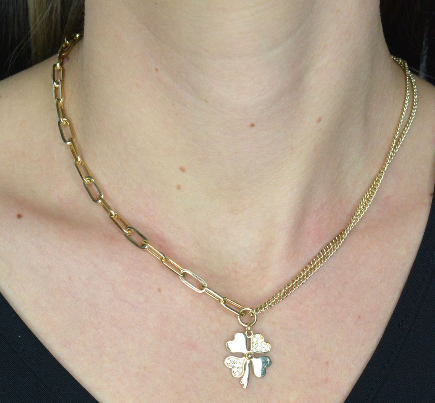 Złoty naszyjnik damski 585 dwa sploty z dużą koniczyną DIA-NSZ-11994-585. Złoty naszyjnik damski. Złoty naszyjnik próby 585. Naszyjnik złoty damski z koniczynką. Naszyjnik złoty na prezent (1).jpg