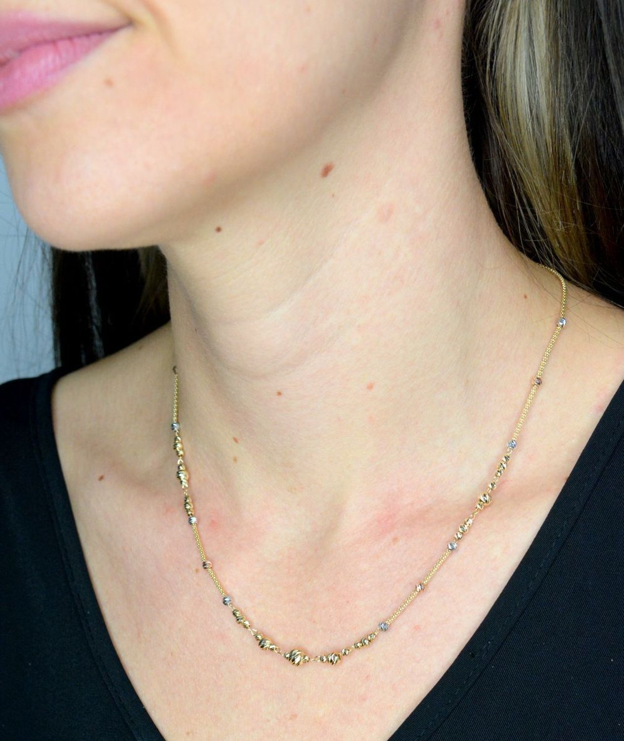 Złoty naszyjnik damski 585 kuleczki białe złoto DIA-NSZ-11995-585. Złoty naszyjnik damski. Złoty naszyjnik próby 585. Naszyjnik złoty damski z kulkami. Naszyjnik złoty na prezent (2).jpg