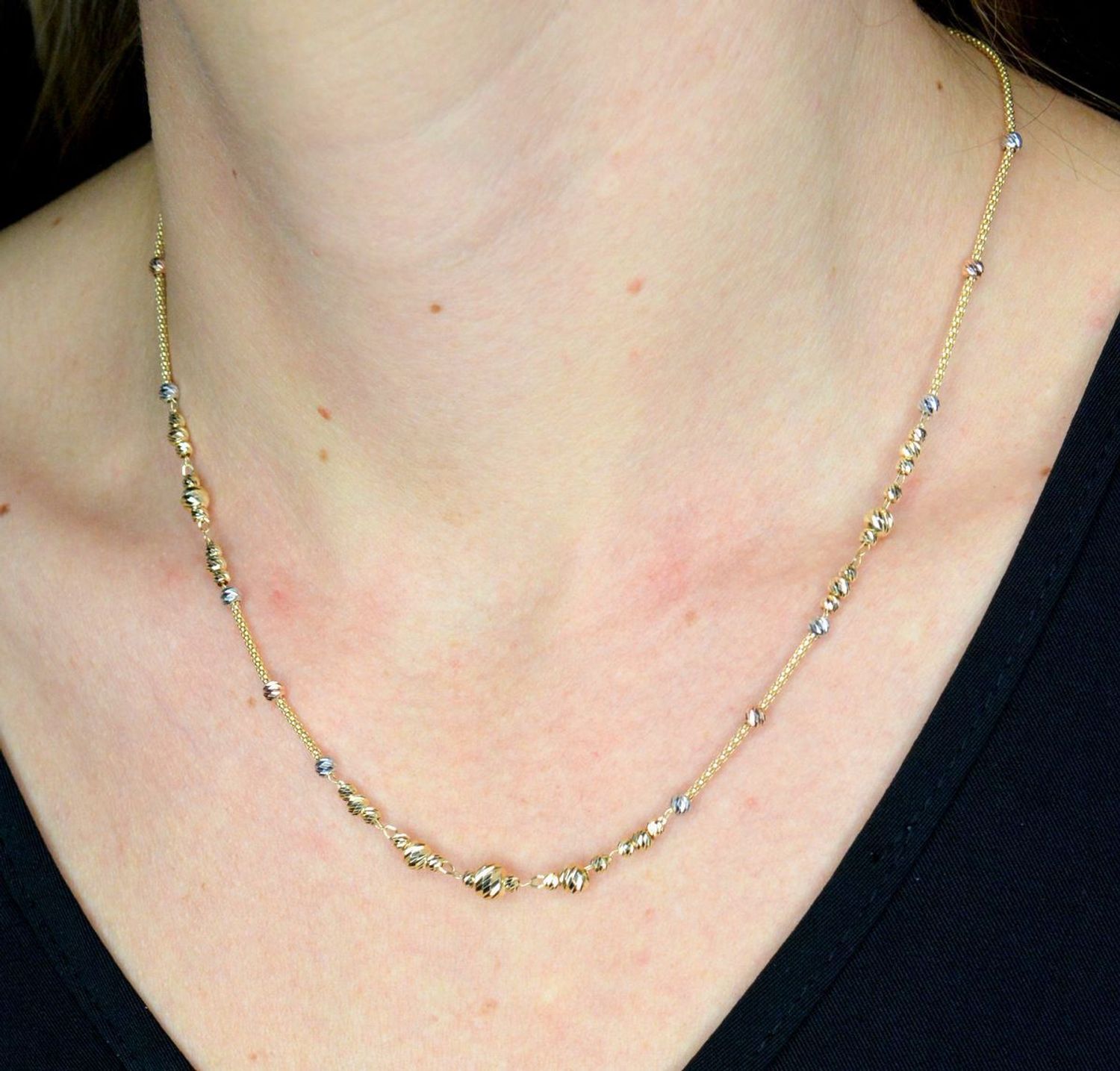 Złoty naszyjnik damski 585 kuleczki białe złoto DIA-NSZ-11995-585. Złoty naszyjnik damski. Złoty naszyjnik próby 585. Naszyjnik złoty damski z kulkami. Naszyjnik złoty na prezent (2).jpg