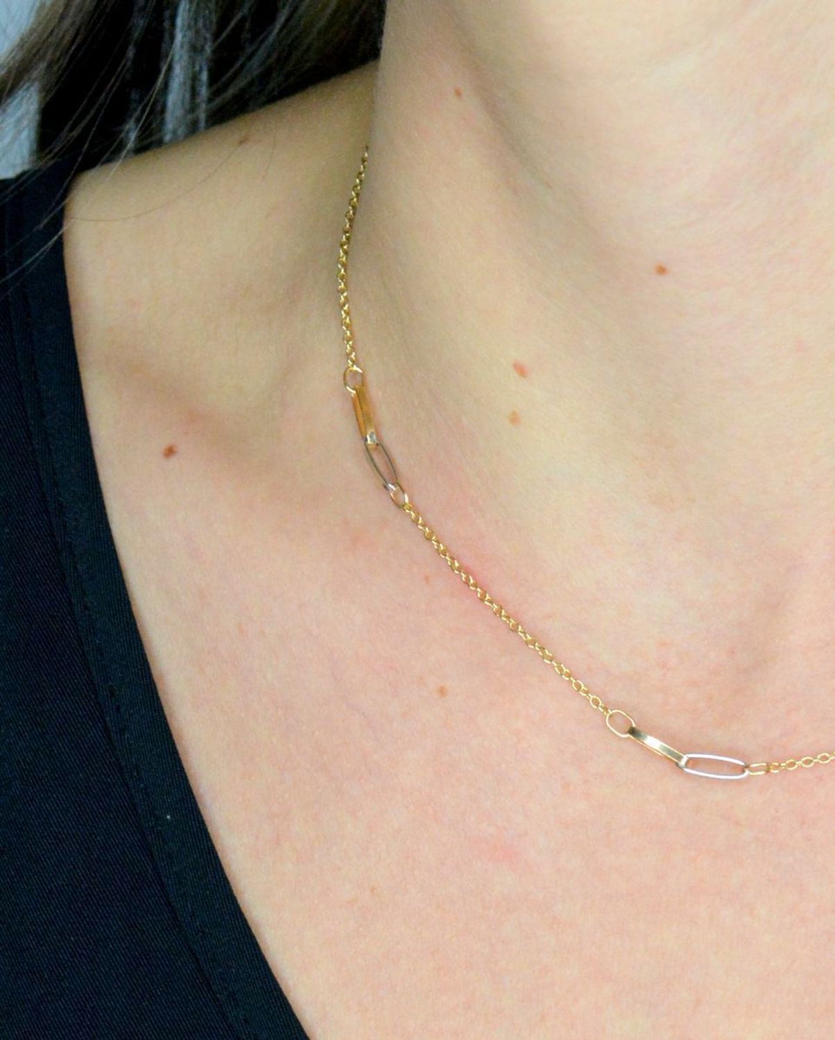 Złoty naszyjnik damski 585 celebrytka z dodatkiem białego złota DIA-NSZ-11996-585. Złoty naszyjnik damski. Złoty naszyjnik próby 585. Naszyjnik złoty damski z perłami. Naszyjnik z perłami i blaszkami na prezent (1).jpg