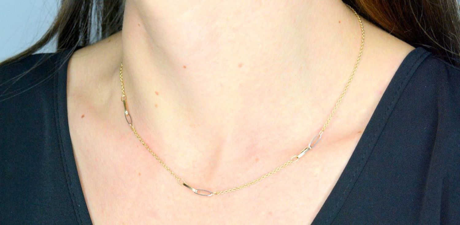 Złoty naszyjnik damski 585 celebrytka z dodatkiem białego złota DIA-NSZ-11996-585. Złoty naszyjnik damski. Złoty naszyjnik próby 585. Naszyjnik złoty damski z perłami. Naszyjnik z perłami i blaszkami na prezent (1).jpg