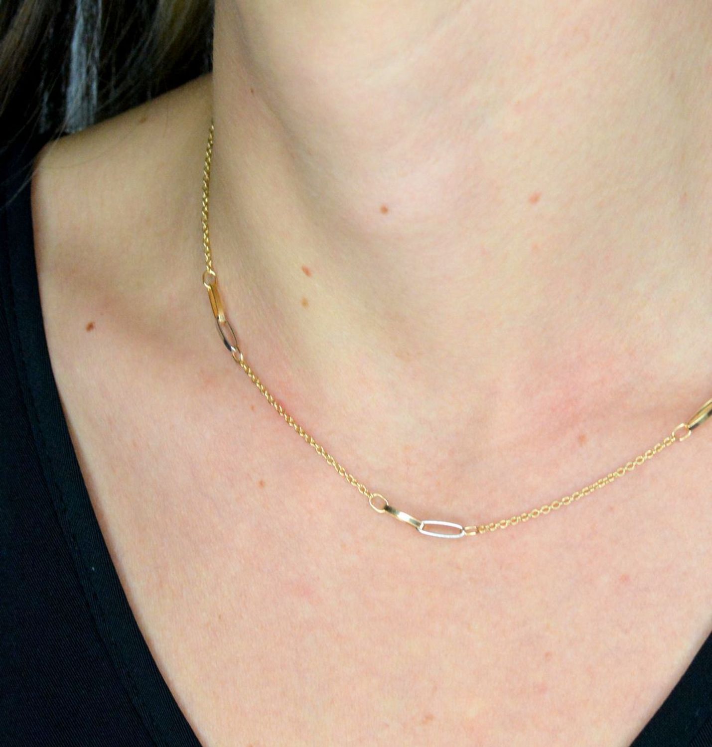 Złoty naszyjnik damski 585 celebrytka z dodatkiem białego złota DIA-NSZ-11996-585. Złoty naszyjnik damski. Złoty naszyjnik próby 585. Naszyjnik złoty damski z perłami. Naszyjnik z perłami i blaszkami na prezent (1).jpg