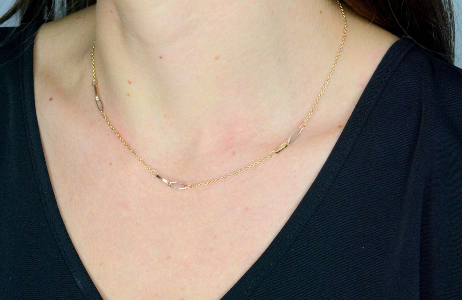 Złoty naszyjnik damski 585 celebrytka z dodatkiem białego złota DIA-NSZ-11996-585. Złoty naszyjnik damski. Złoty naszyjnik próby 585. Naszyjnik złoty damski z perłami. Naszyjnik z perłami i blaszkami na prezent (1).jpg