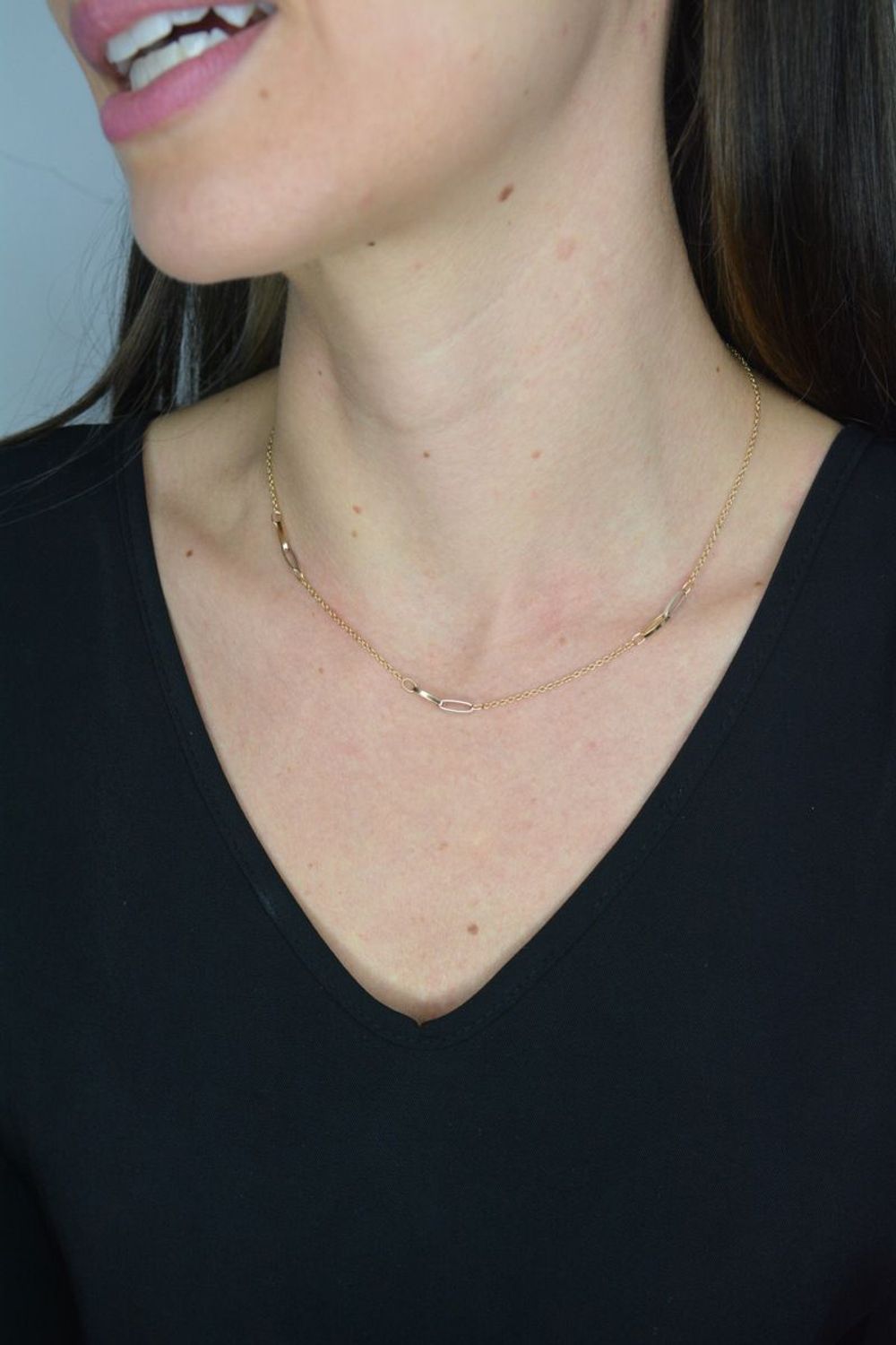 Złoty naszyjnik damski 585 celebrytka z dodatkiem białego złota DIA-NSZ-11996-585. Złoty naszyjnik damski. Złoty naszyjnik próby 585. Naszyjnik złoty damski z perłami. Naszyjnik z perłami i blaszkami na prezent (1).jpg