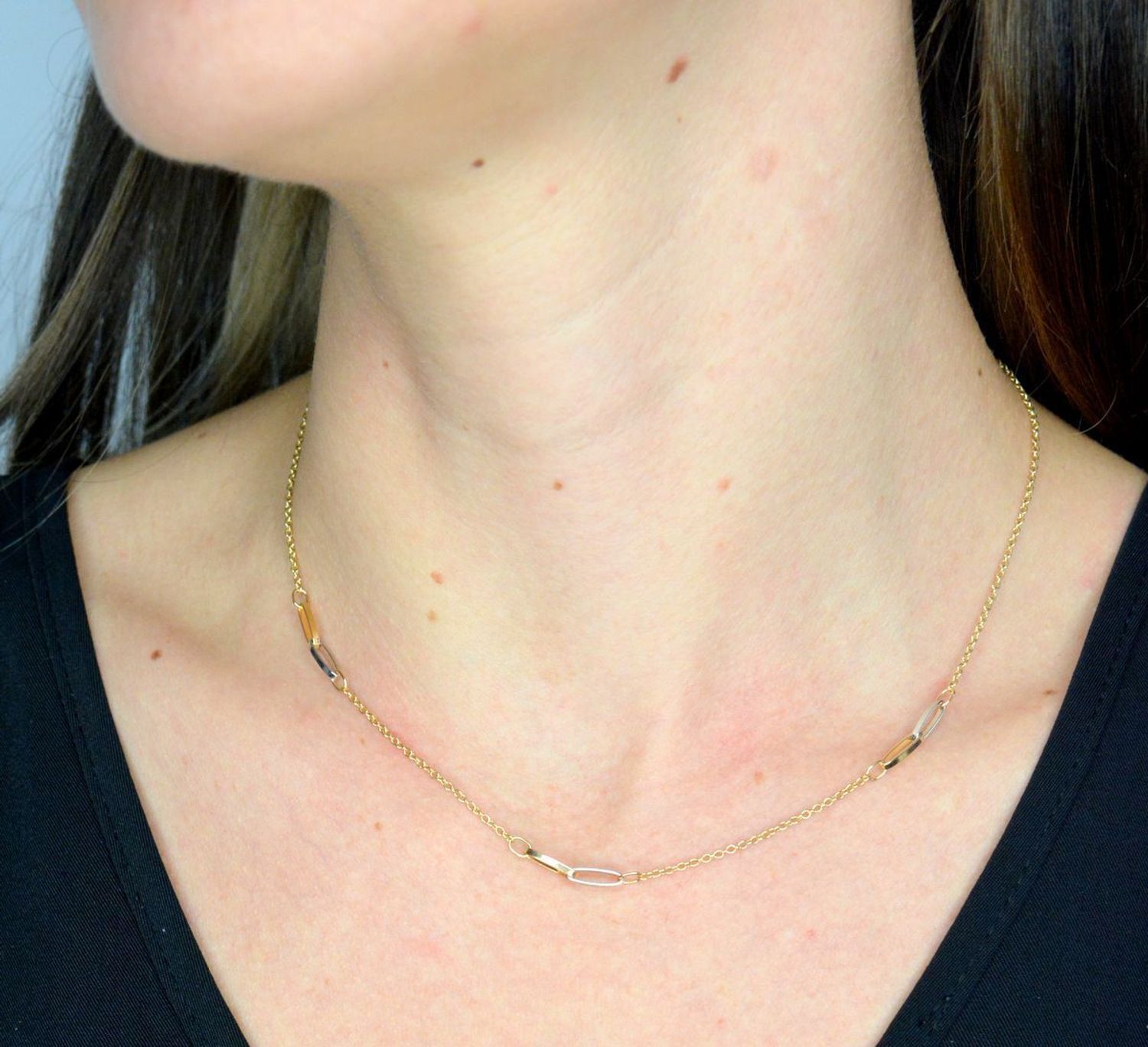 Złoty naszyjnik damski 585 celebrytka z dodatkiem białego złota DIA-NSZ-11996-585. Złoty naszyjnik damski. Złoty naszyjnik próby 585. Naszyjnik złoty damski z perłami. Naszyjnik z perłami i blaszkami na prezent (1).jpg