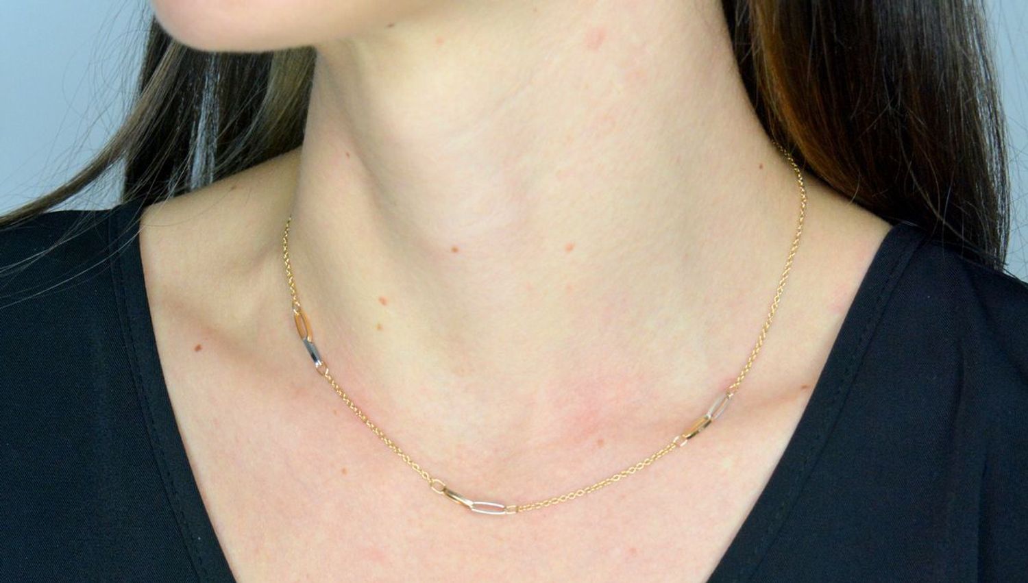 Złoty naszyjnik damski 585 celebrytka z dodatkiem białego złota DIA-NSZ-11996-585. Złoty naszyjnik damski. Złoty naszyjnik próby 585. Naszyjnik złoty damski z perłami. Naszyjnik z perłami i blaszkami na prezent (1).jpg