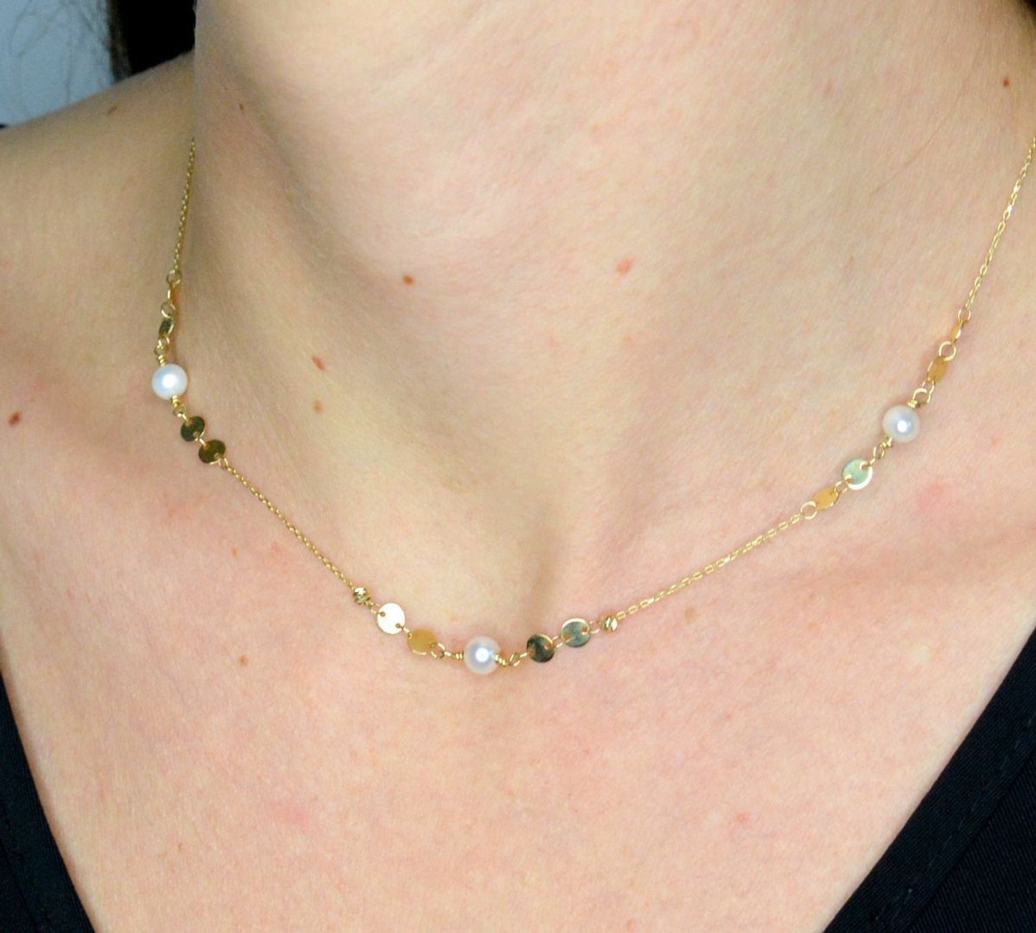 Złoty naszyjnik damski 585 celebrytka płaskie kółeczka z perłami DIA-NSZ-11997-585. Złoty naszyjnik damski. Złoty naszyjnik próby 585. Naszyjnik złoty damski z perłami. Naszyjnik z perłami i blaszkami na prezent (2).jpg