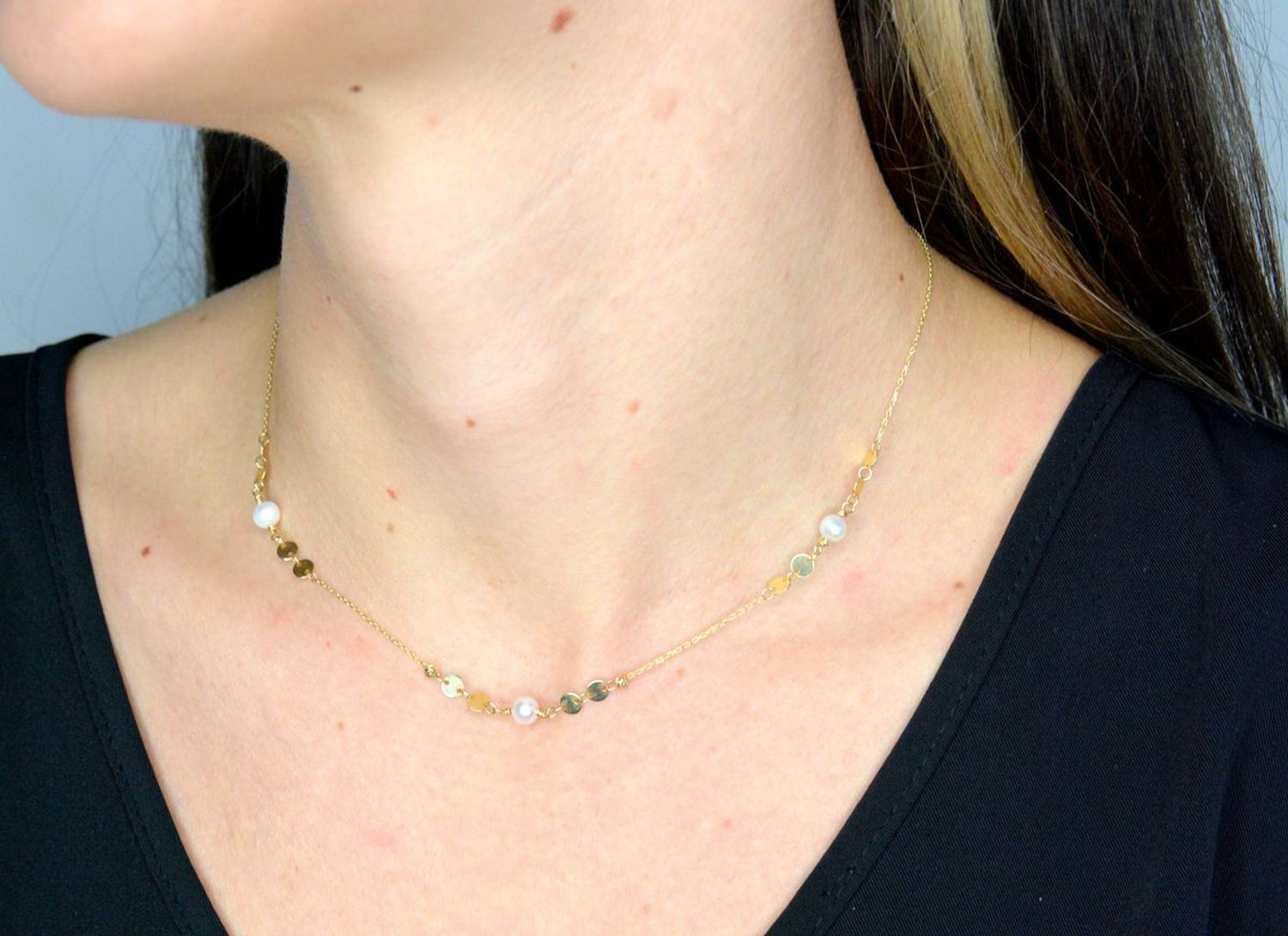 Złoty naszyjnik damski 585 celebrytka płaskie kółeczka z perłami DIA-NSZ-11997-585. Złoty naszyjnik damski. Złoty naszyjnik próby 585. Naszyjnik złoty damski z perłami. Naszyjnik z perłami i blaszkami na prezent (2).jpg