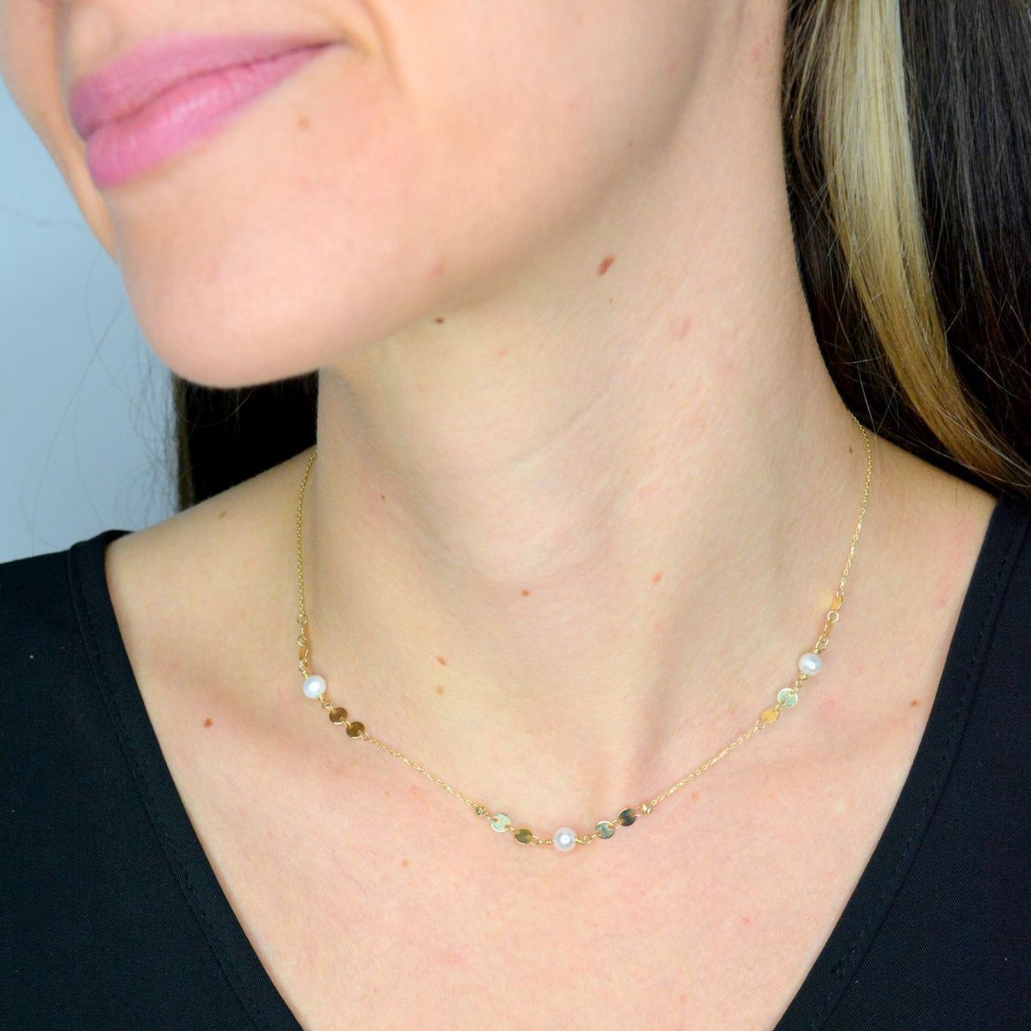 Złoty naszyjnik damski 585 celebrytka płaskie kółeczka z perłami DIA-NSZ-11997-585. Złoty naszyjnik damski. Złoty naszyjnik próby 585. Naszyjnik złoty damski z perłami. Naszyjnik z perłami i blaszkami na prezent (2).jpg