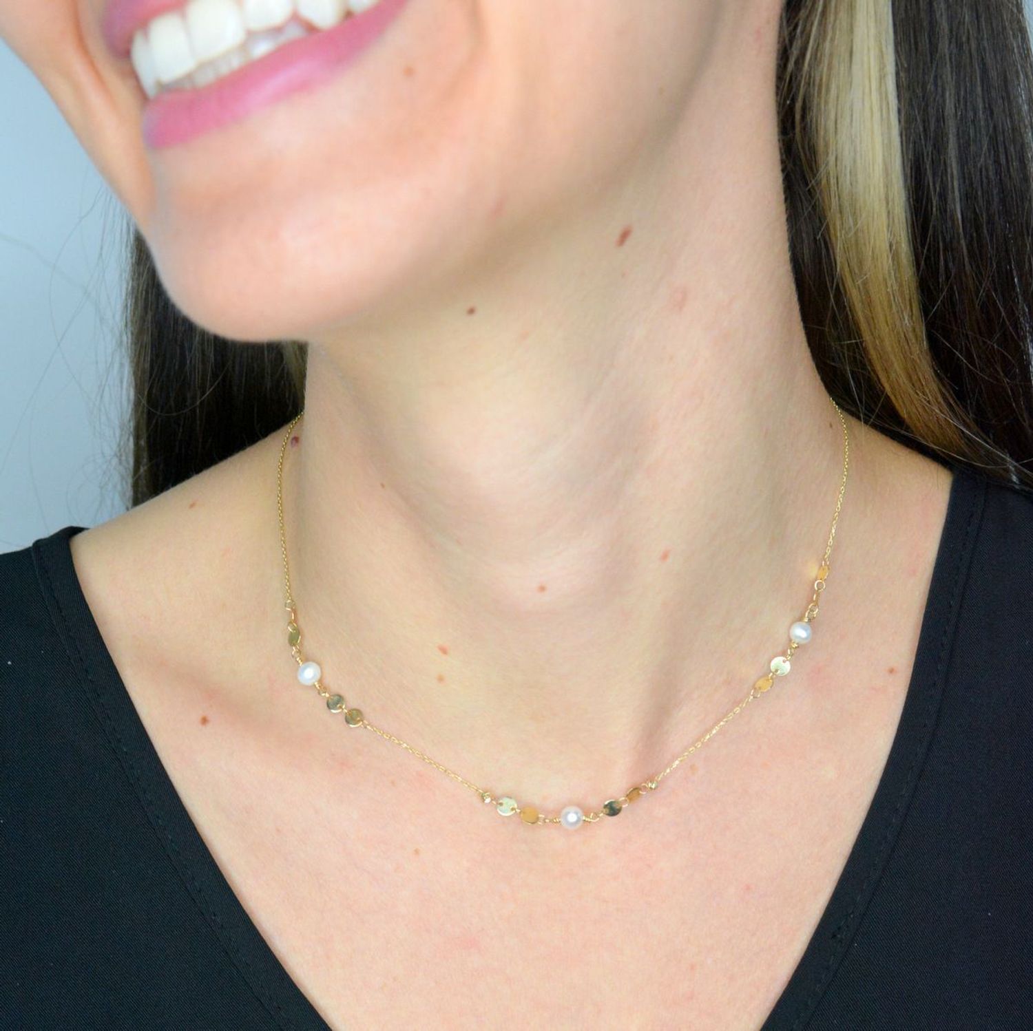 Złoty naszyjnik damski 585 celebrytka płaskie kółeczka z perłami DIA-NSZ-11997-585. Złoty naszyjnik damski. Złoty naszyjnik próby 585. Naszyjnik złoty damski z perłami. Naszyjnik z perłami i blaszkami na prezent (2).jpg