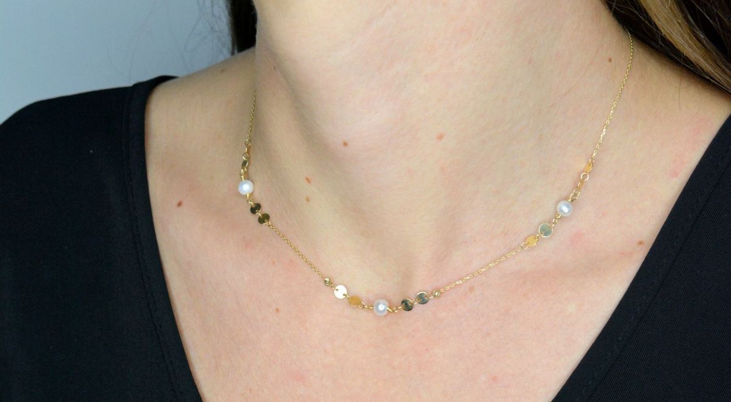 Złoty naszyjnik damski 585 celebrytka płaskie kółeczka z perłami DIA-NSZ-11997-585. Złoty naszyjnik damski. Złoty naszyjnik próby 585. Naszyjnik złoty damski z perłami. Naszyjnik z perłami i blaszkami na prezent (2).jpg