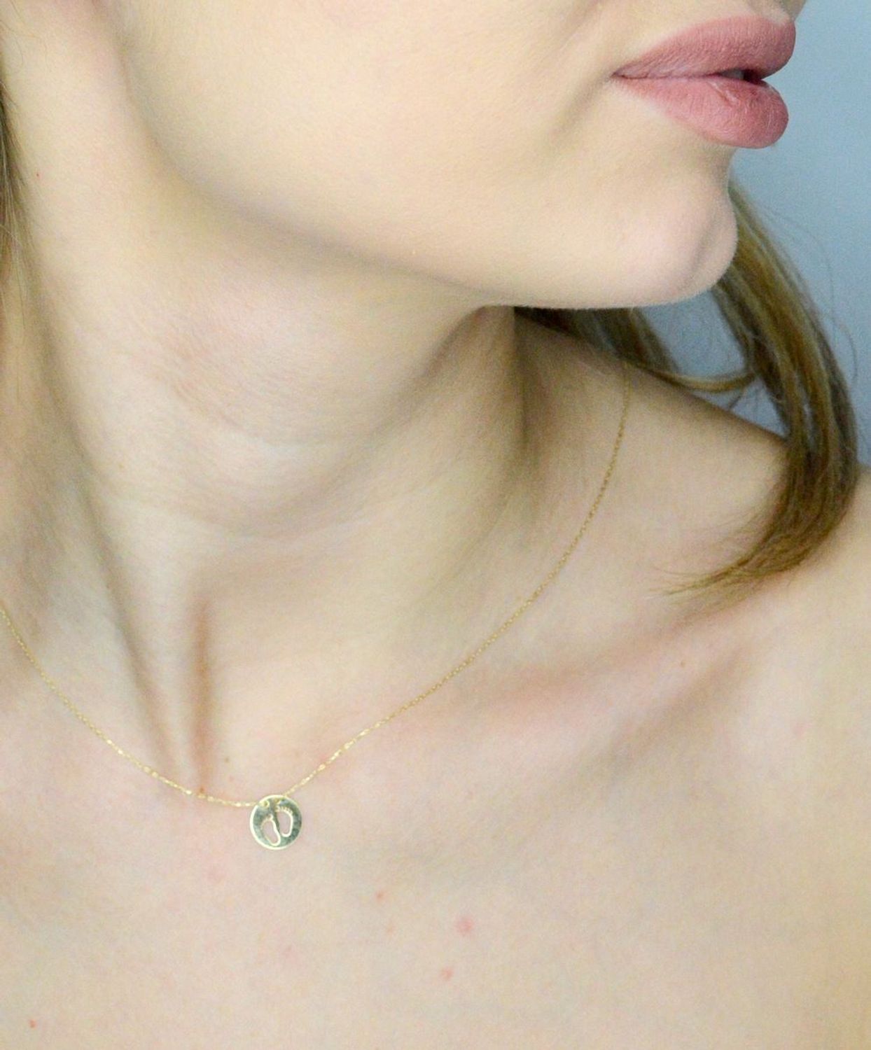 Naszyjnik złoty stópki próba 585, DIA-NSZ-12161-585 inspirowany ponadczasowym dodatkiem w postaci stópek. Biżuteria zaprojektowana z pasji, z dbałością o każdy detal i szczegół. 1.jpg