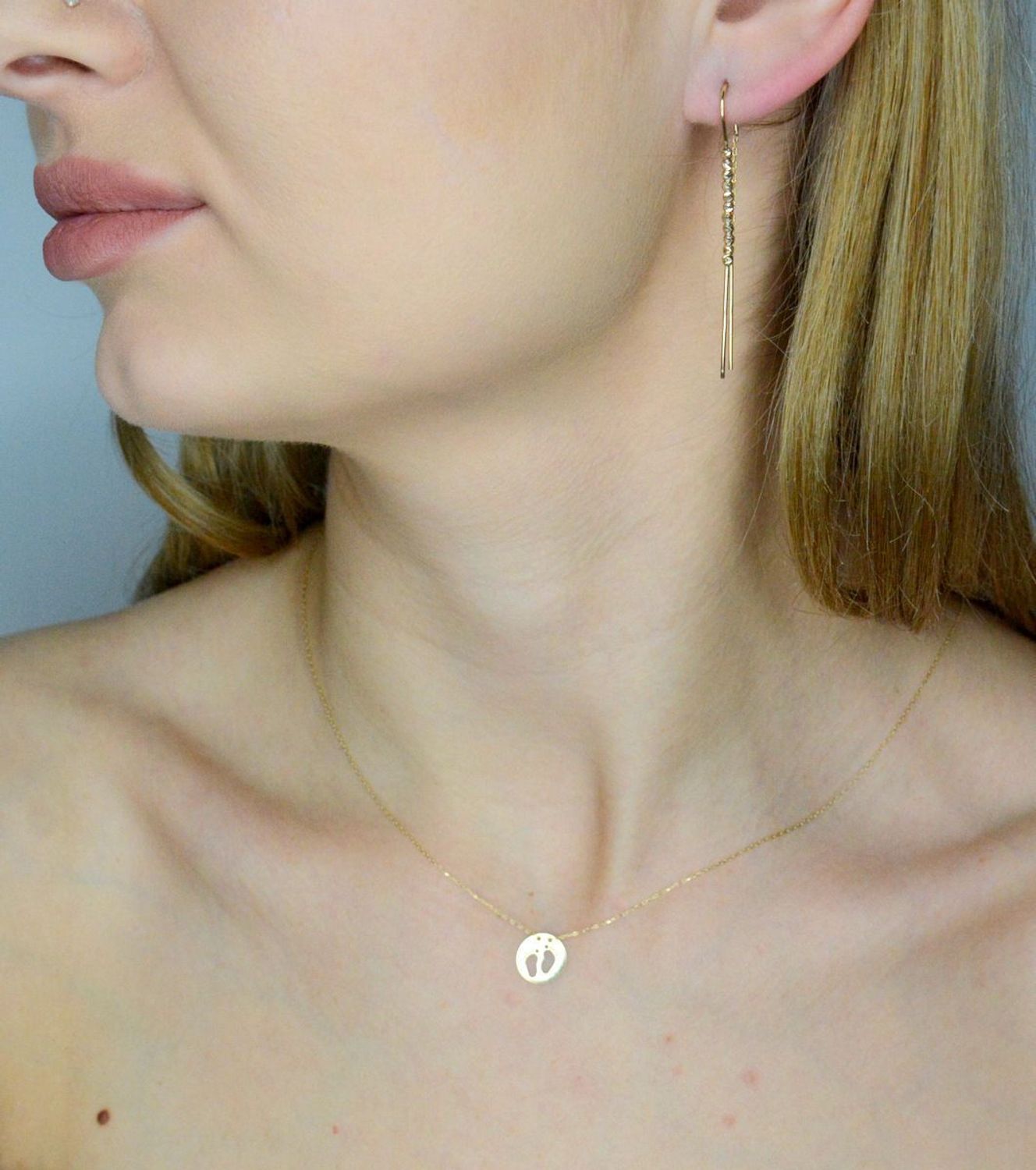 Naszyjnik złoty stópki próba 585, DIA-NSZ-12161-585 inspirowany ponadczasowym dodatkiem w postaci stópek. Biżuteria zaprojektowana z pasji, z dbałością o każdy detal i szczegół. 1.jpg