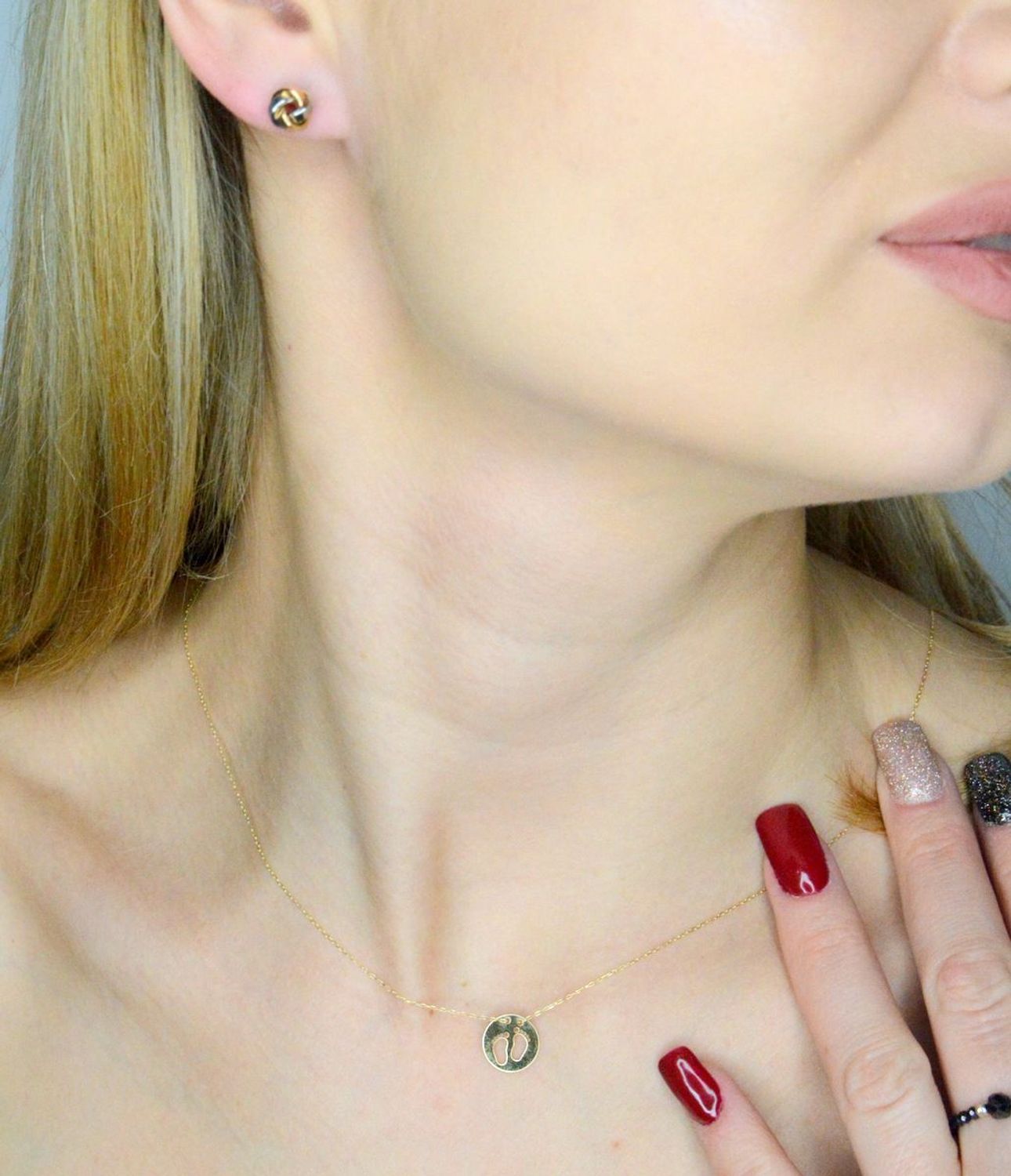 Naszyjnik złoty stópki próba 585, DIA-NSZ-12161-585 inspirowany ponadczasowym dodatkiem w postaci stópek. Biżuteria zaprojektowana z pasji, z dbałością o każdy detal i szczegół. 1.jpg