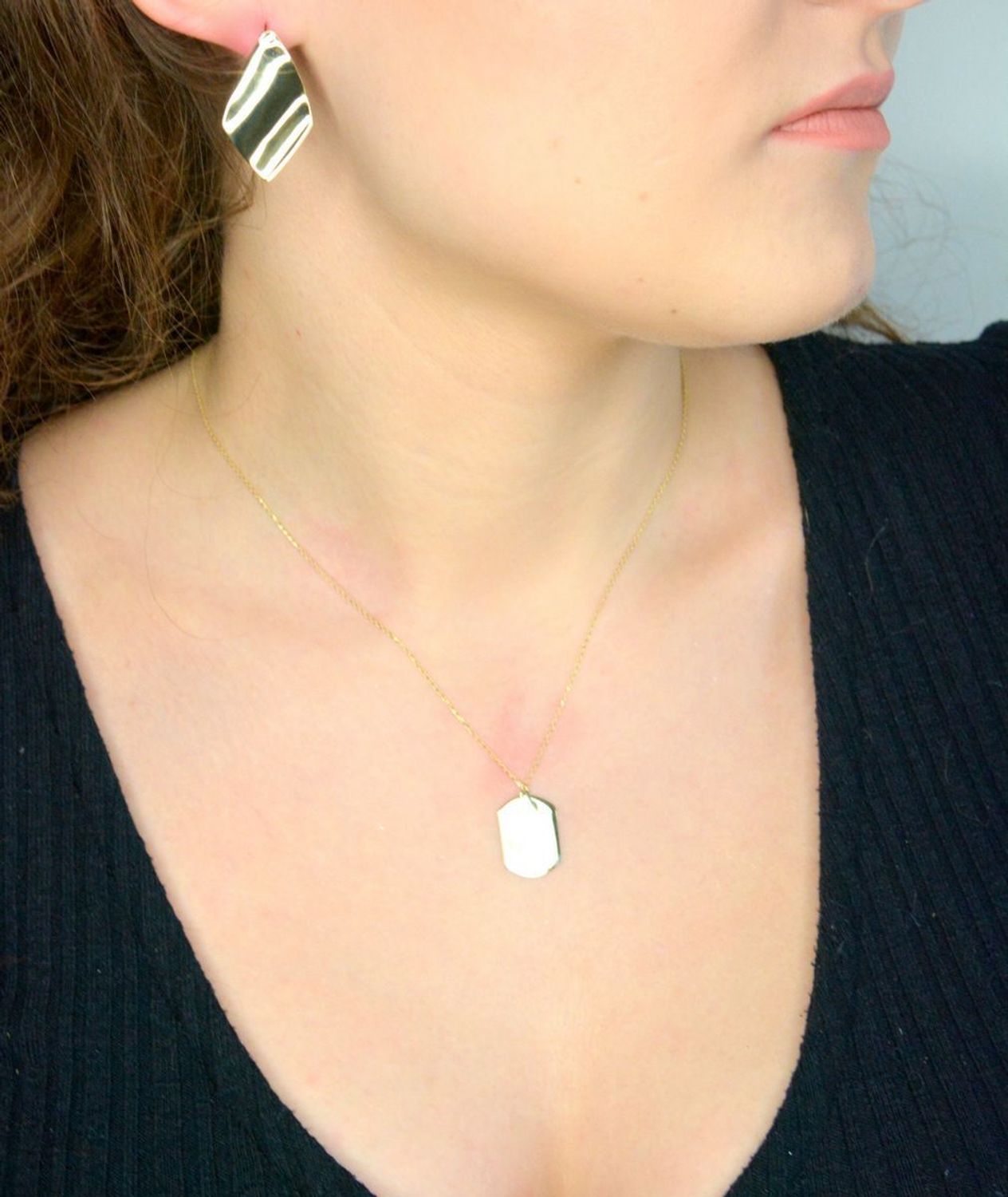 Naszyjnik złoty blaszka do graweru, próba 585 DIA-NSZ-12167-585, Delikatny naszyjnik wykonany z najwyższej jakości złota próby 585. Łańcuszek z blaszką prostokątną, z możliwością wykonania na niej graweru1.jpg