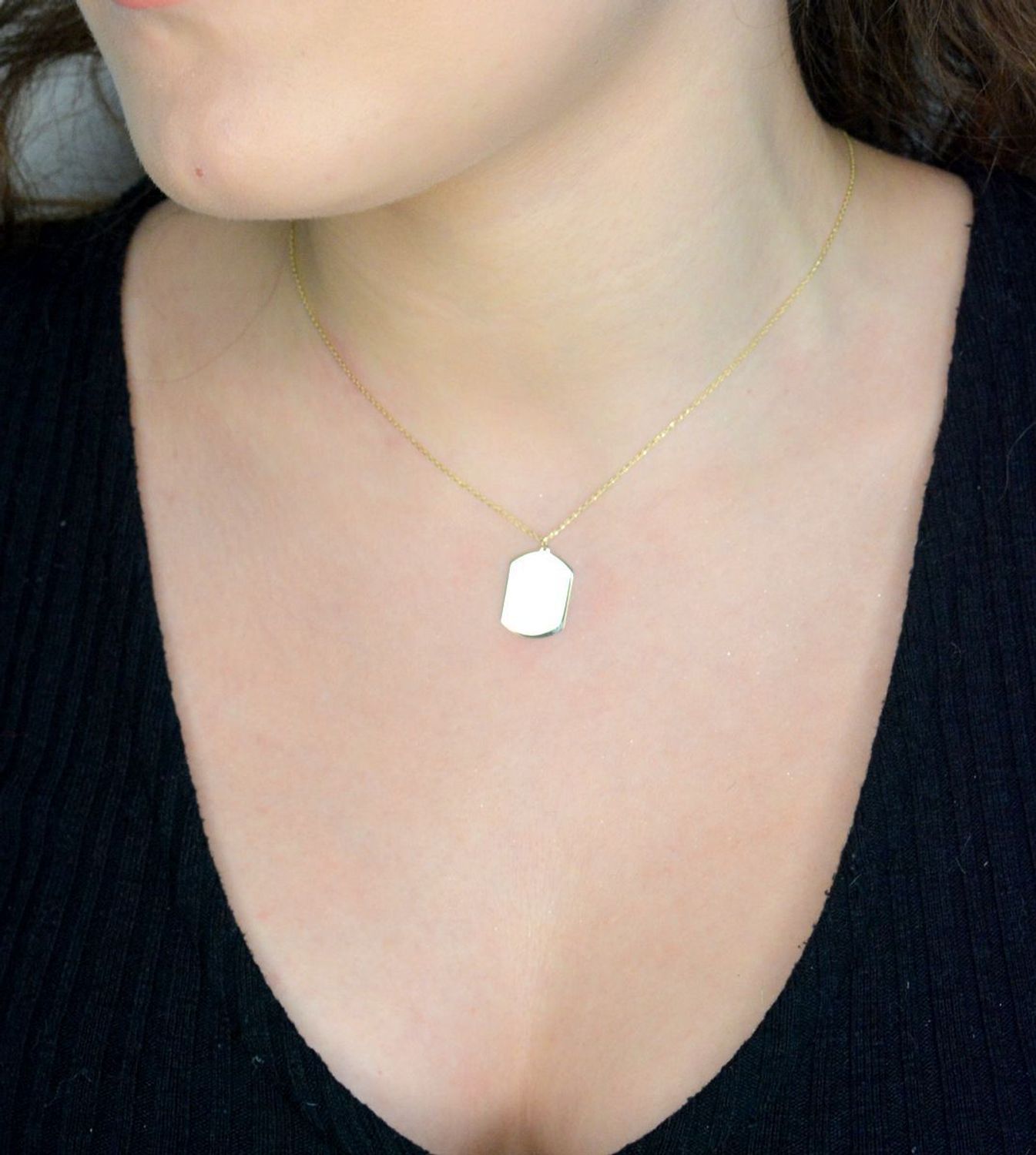 Naszyjnik złoty blaszka do graweru, próba 585 DIA-NSZ-12167-585, Delikatny naszyjnik wykonany z najwyższej jakości złota próby 585. Łańcuszek z blaszką prostokątną, z możliwością wykonania na niej graweru1.jpg