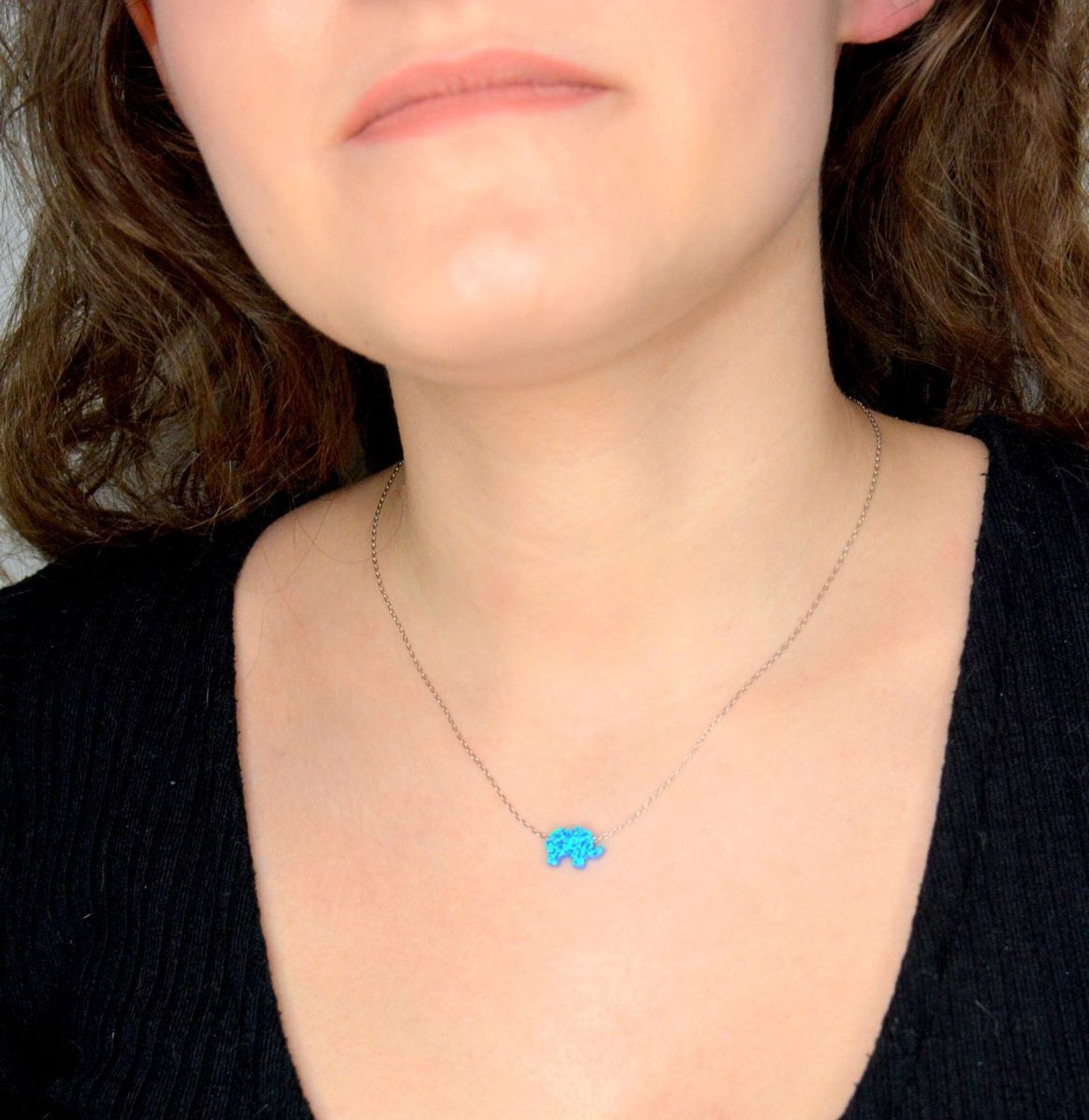 Srebrny naszyjnik damski celebrytka 925 słonik z niebieskim opalem DIA-NSZ-12246-925 (2).jpg