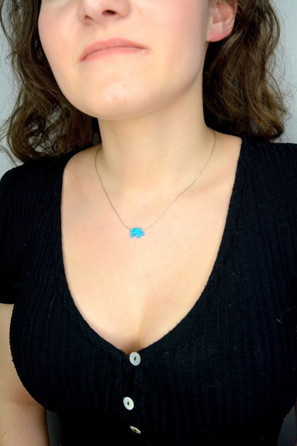 Srebrny naszyjnik damski celebrytka 925 słonik z niebieskim opalem DIA-NSZ-12246-925 (2).jpg