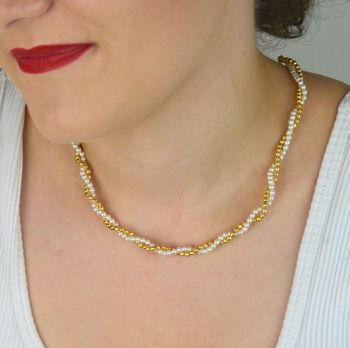 Subtelny pozłacany naszyjnik ze srebra 925 z perełkami i złotymi kuleczkami. Długość 42 cm + 3 cm regulacji. Elegancka plecionka – idealny prezent dla kobiety (2).JPG