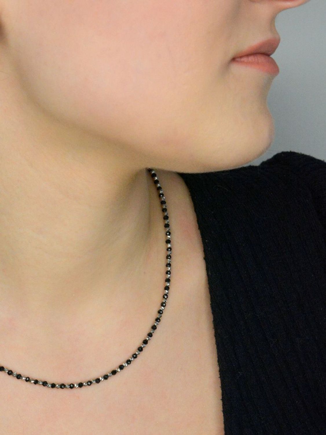 Srebrny naszyjnik damski 925 srebrne i czarnymi koralikami DIA-NSZ-12364-925  Naszyjnik wykonany z najwyższej jakości srebra. Idealny pomysł na prezent dla każdej kobiety. Naszyjnik wykonany z próby 925, 1.jpg