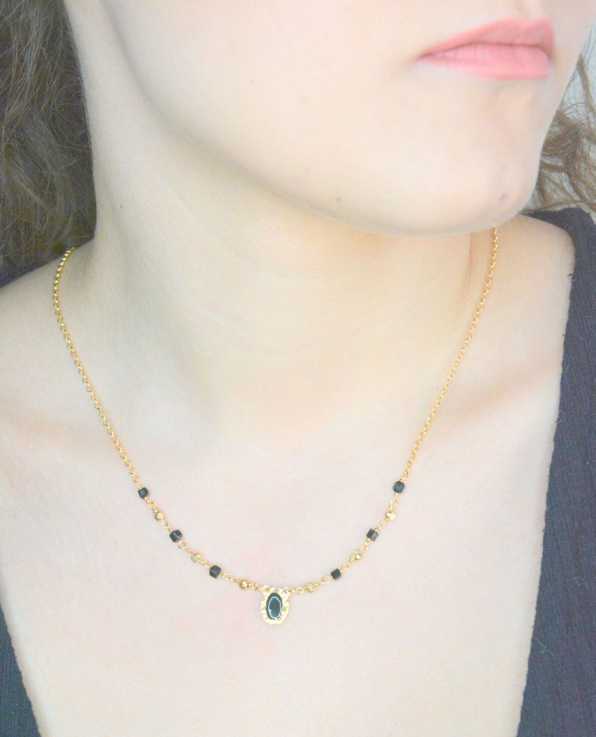 Srebrny naszyjnik damski próba 925 pozłacany z czarnymi koralikami DIA-NSZ-12365-925. Naszyjnik wykonany z najwyższej jakości srebra. Idealny pomysł na prezent dla każdej kobiety. Naszyjnik wykonany z próby 92.jpg