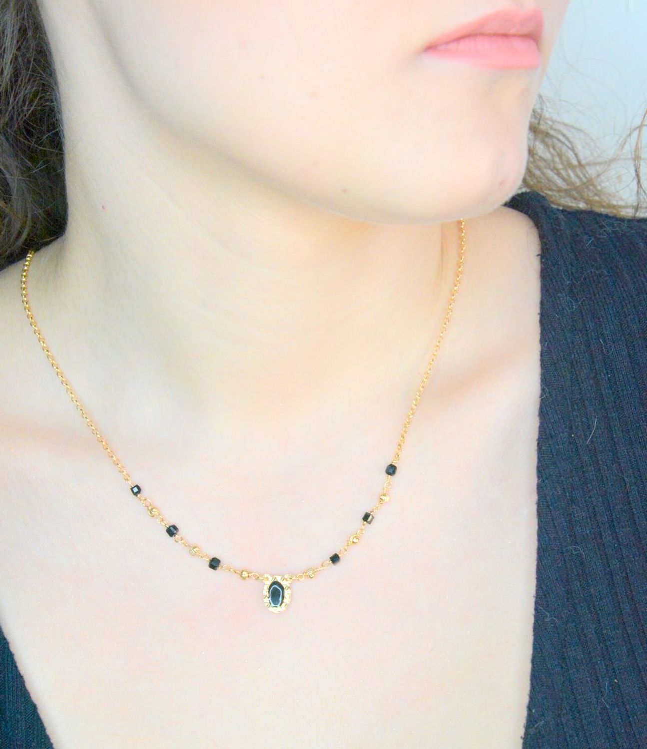 Srebrny naszyjnik damski próba 925 pozłacany z czarnymi koralikami DIA-NSZ-12365-925. Naszyjnik wykonany z najwyższej jakości srebra. Idealny pomysł na prezent dla każdej kobiety. Naszyjnik wykonany z próby 92.jpg