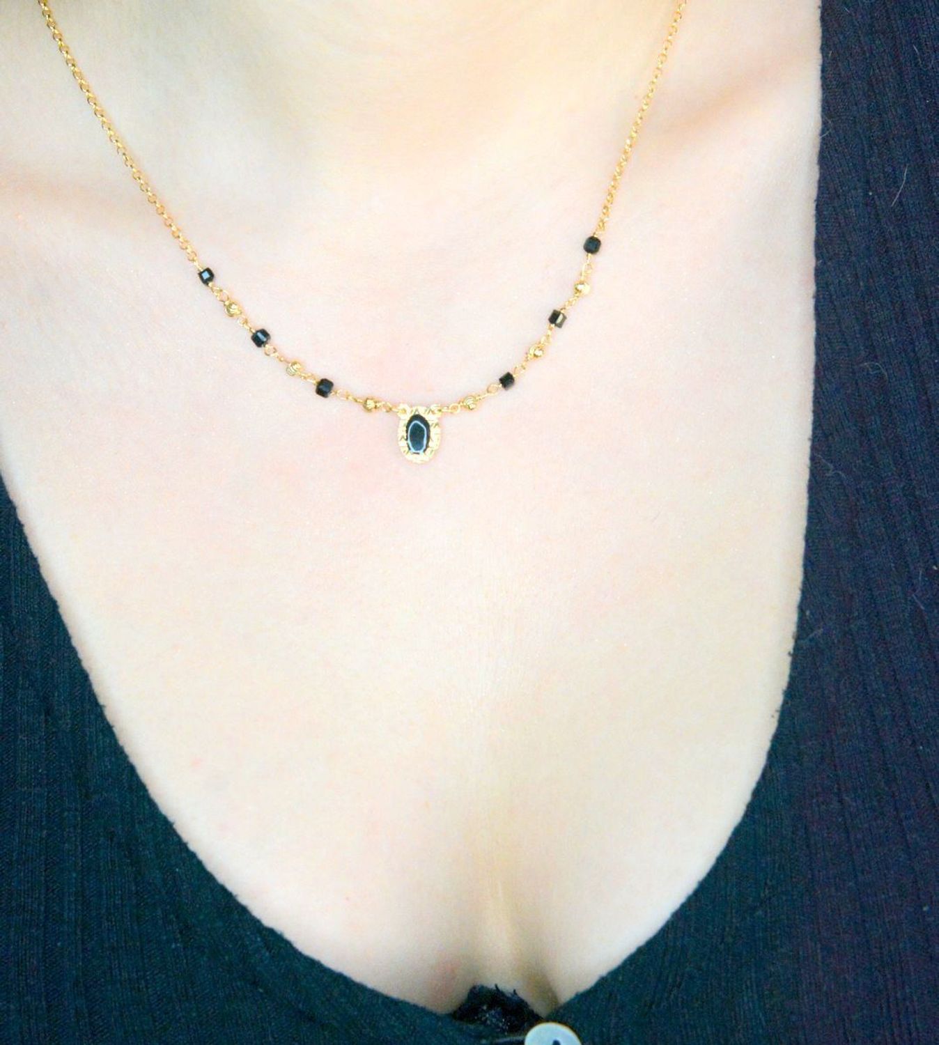 Srebrny naszyjnik damski próba 925 pozłacany z czarnymi koralikami DIA-NSZ-12365-925. Naszyjnik wykonany z najwyższej jakości srebra. Idealny pomysł na prezent dla każdej kobiety. Naszyjnik wykonany z próby 92.jpg