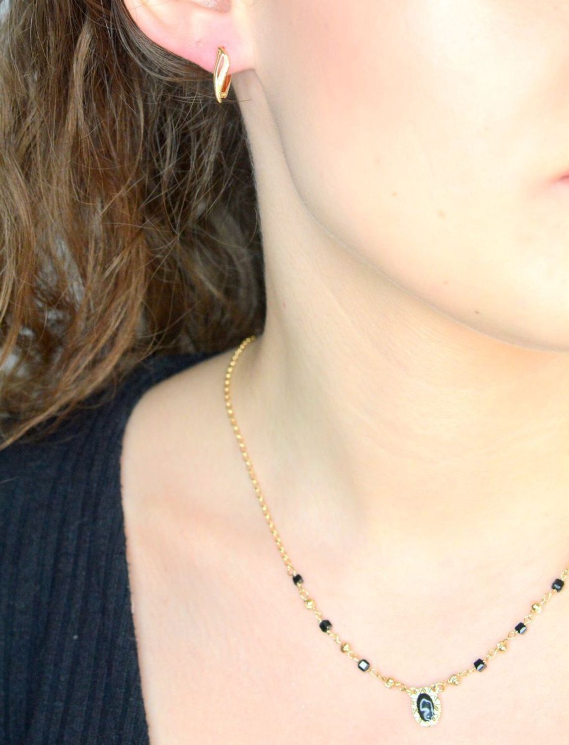 Srebrny naszyjnik damski próba 925 pozłacany z czarnymi koralikami DIA-NSZ-12365-925. Naszyjnik wykonany z najwyższej jakości srebra. Idealny pomysł na prezent dla każdej kobiety. Naszyjnik wykonany z próby 92.jpg