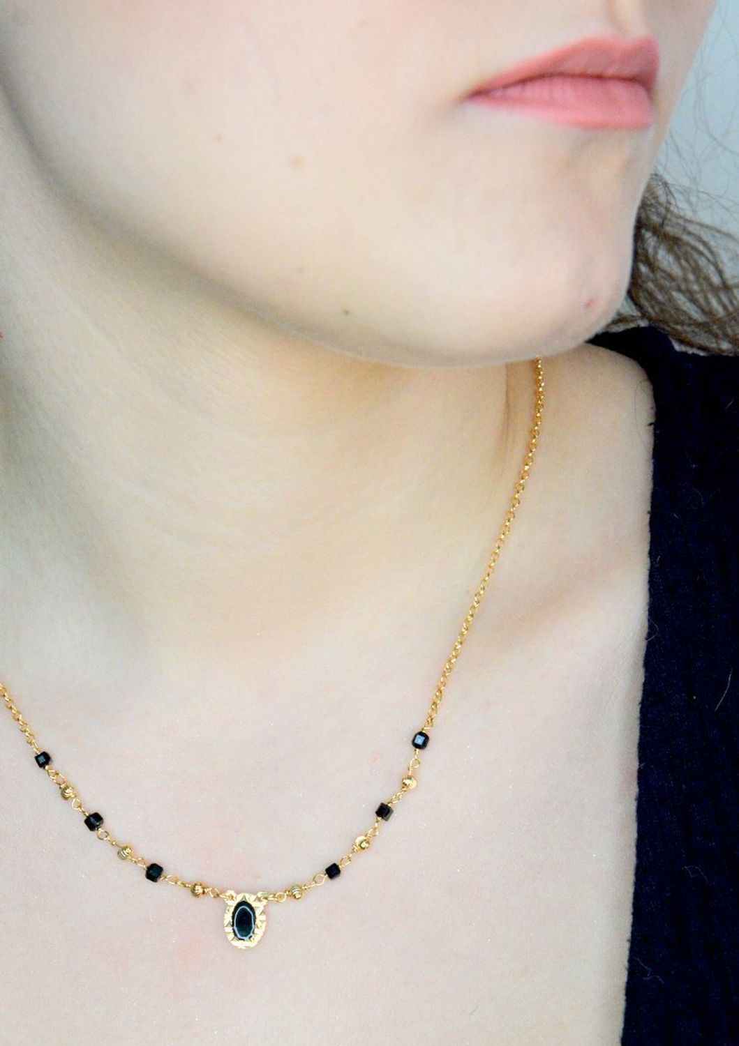 Srebrny naszyjnik damski próba 925 pozłacany z czarnymi koralikami DIA-NSZ-12365-925. Naszyjnik wykonany z najwyższej jakości srebra. Idealny pomysł na prezent dla każdej kobiety. Naszyjnik wykonany z próby 92.jpg