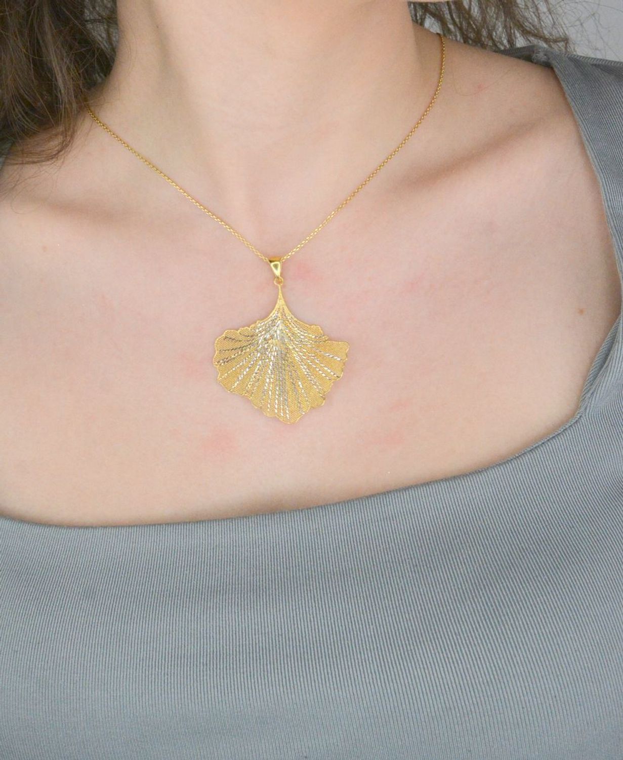 Naszyjnik srebro pozłacane próba 925, liść DIA-NSZ-12370-925 Naszyjnik wykonany z najwyższej jakości srebra. Idealny pomysł na prezent dla każdej kobiety. Naszyjnik wykonany z próby 925, będzie idealnym prezen.jpg