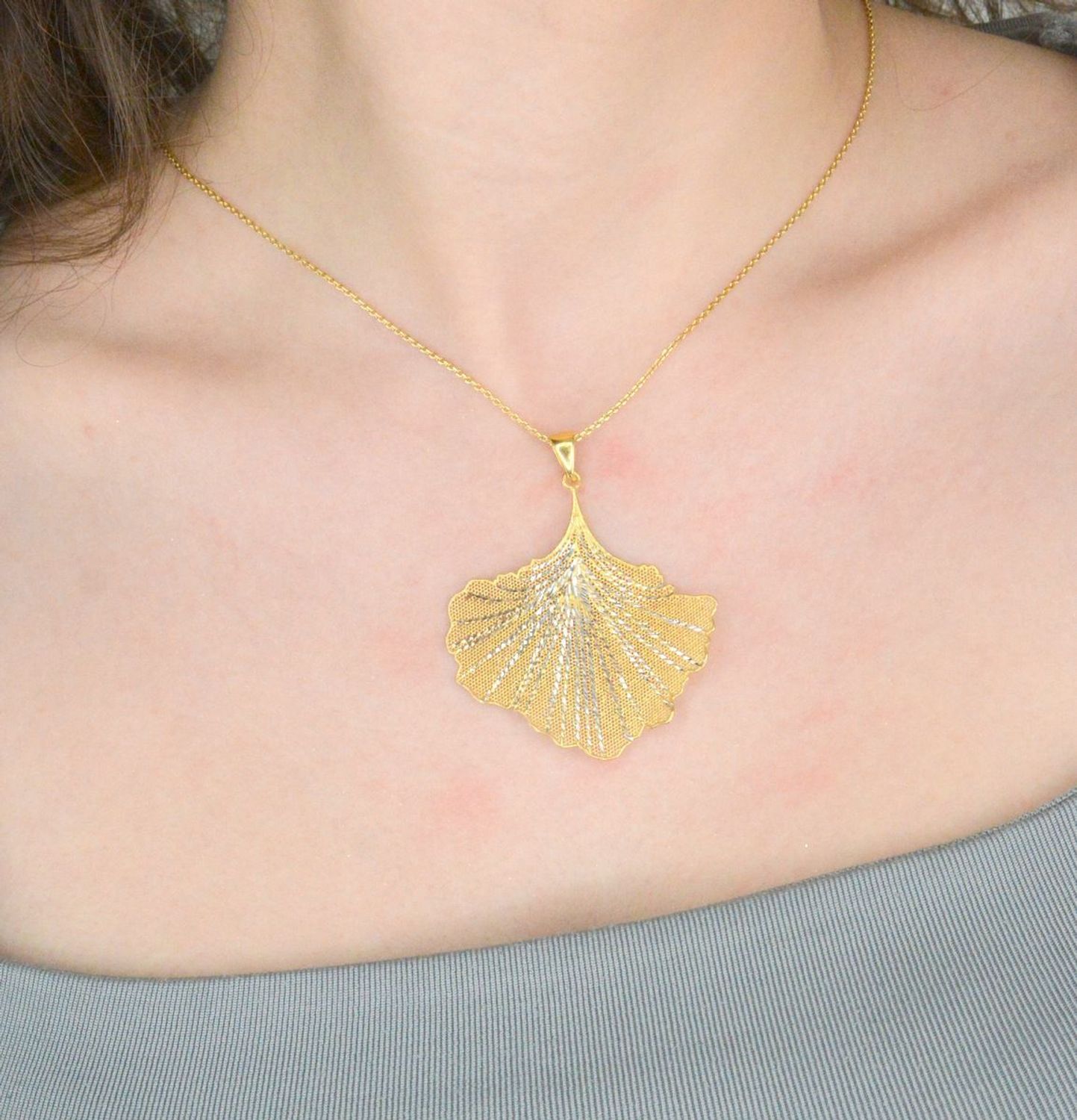 Naszyjnik srebro pozłacane próba 925, liść DIA-NSZ-12370-925 Naszyjnik wykonany z najwyższej jakości srebra. Idealny pomysł na prezent dla każdej kobiety. Naszyjnik wykonany z próby 925, będzie idealnym prezen.jpg