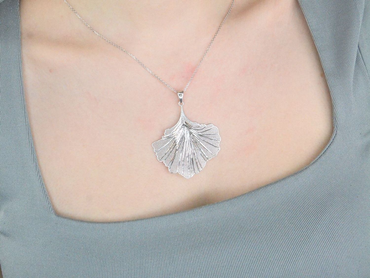 Naszyjnik srebro próba 925, liść DIA-NSZ-12370-925. Naszyjnik wykonany z najwyższej jakości srebra. Idealny pomysł na prezent dla każdej kobiety. Naszyjnik wykonany z próby 925,.jpg