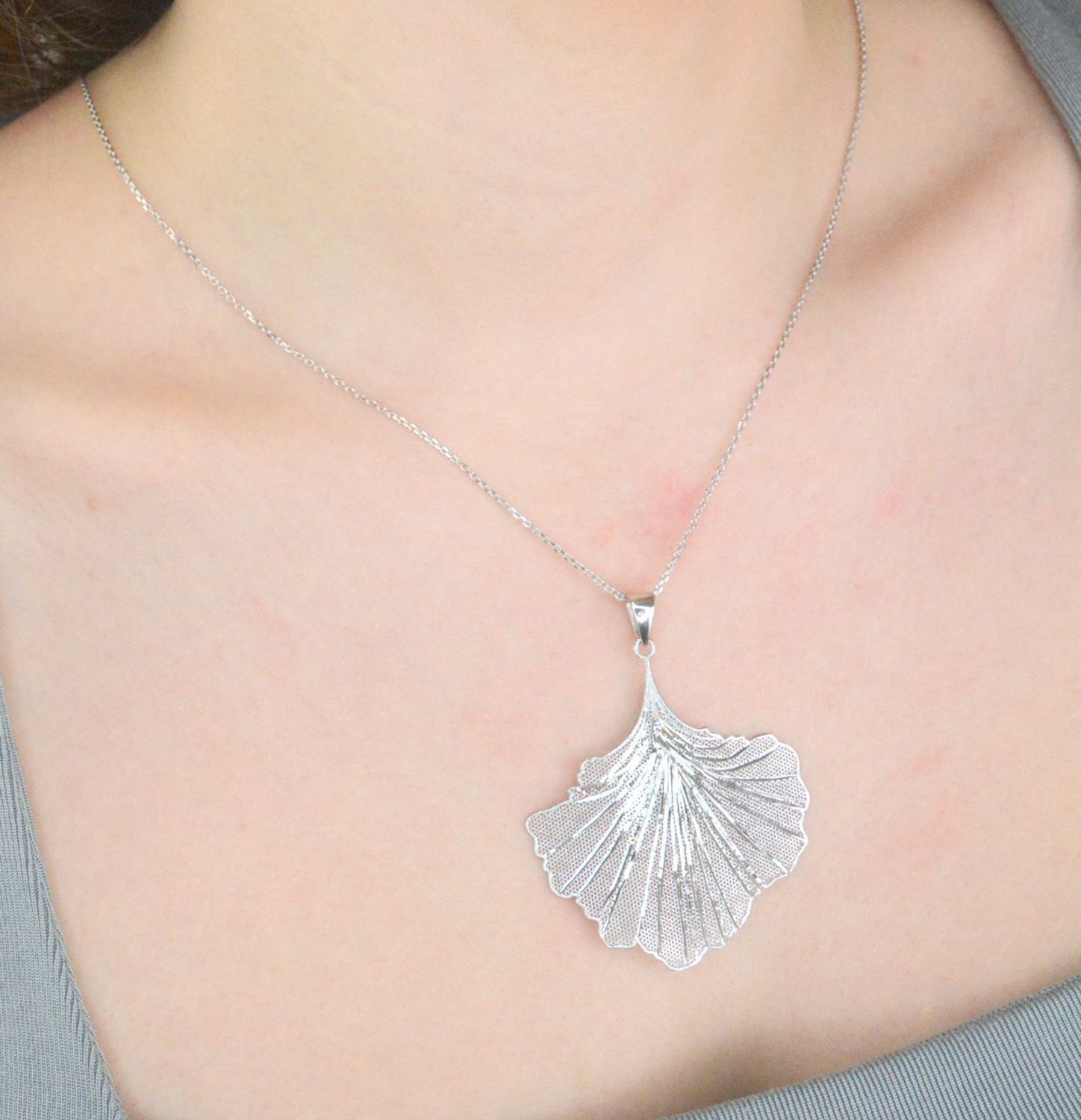 Naszyjnik srebro próba 925, liść DIA-NSZ-12370-925. Naszyjnik wykonany z najwyższej jakości srebra. Idealny pomysł na prezent dla każdej kobiety. Naszyjnik wykonany z próby 925,.jpg