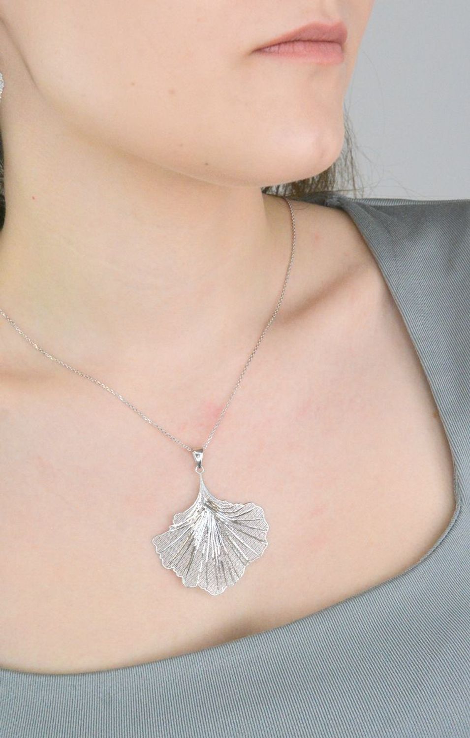 Naszyjnik srebro próba 925, liść DIA-NSZ-12370-925. Naszyjnik wykonany z najwyższej jakości srebra. Idealny pomysł na prezent dla każdej kobiety. Naszyjnik wykonany z próby 925,.jpg