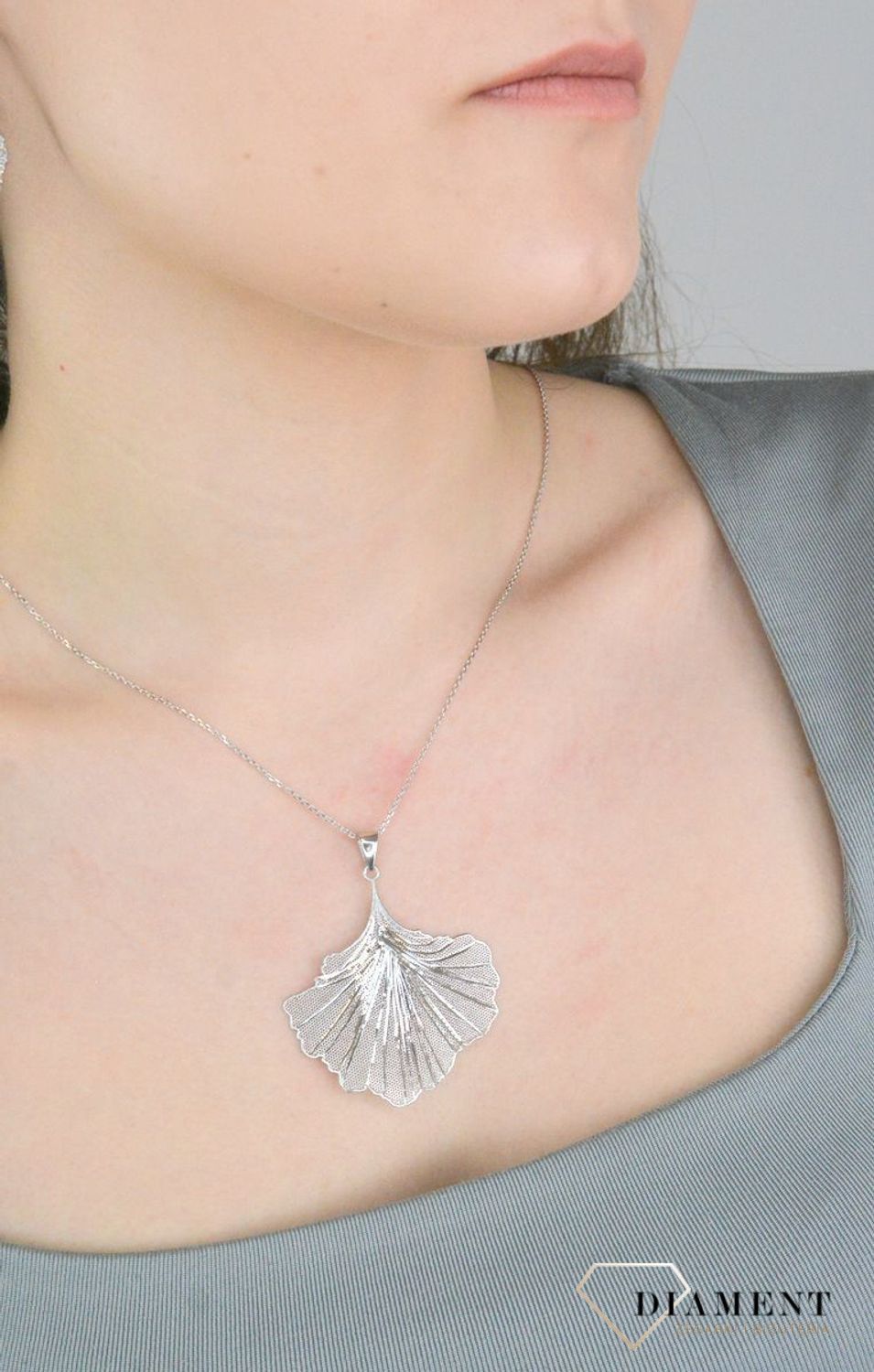 Naszyjnik srebro próba 925, liść DIA-NSZ-12370-925. Naszyjnik wykonany z najwyższej jakości srebra. Idealny pomysł na prezent dla każdej kobiety. Naszyjnik wykonany z próby 925,.jpg