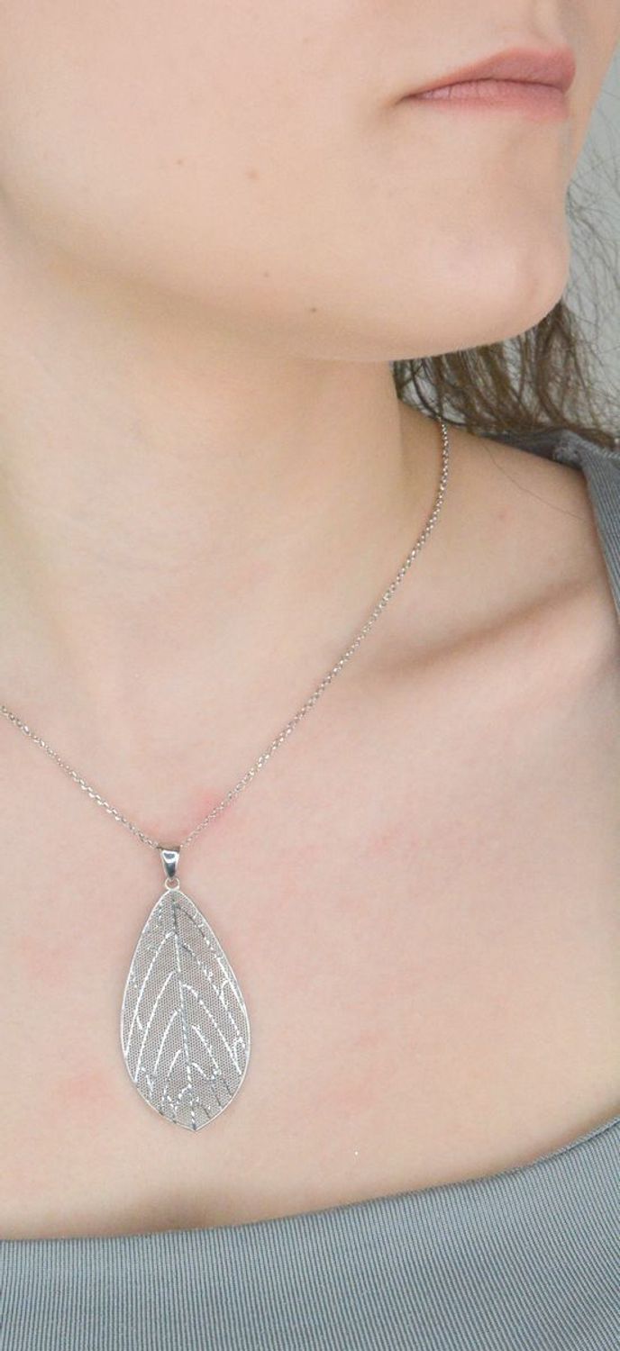 Naszyjnik srebrny próba 925, liść DIA-NSZ-12372-925 Srebrny naszyjnik damski z efektowną zawieszką srebrnym liściem. Zawieszka została stworzona dla odważnych i pewnych siebie kobiet.jpg