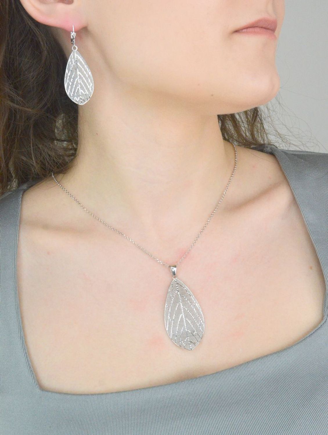 Naszyjnik srebrny próba 925, liść DIA-NSZ-12372-925 Srebrny naszyjnik damski z efektowną zawieszką srebrnym liściem. Zawieszka została stworzona dla odważnych i pewnych siebie kobiet.jpg