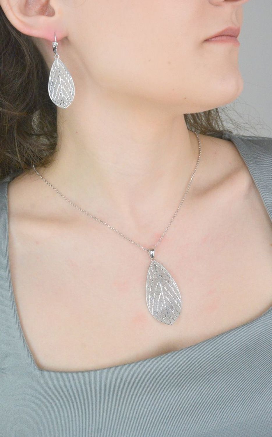 Naszyjnik srebrny próba 925, liść DIA-NSZ-12372-925 Srebrny naszyjnik damski z efektowną zawieszką srebrnym liściem. Zawieszka została stworzona dla odważnych i pewnych siebie kobiet.jpg