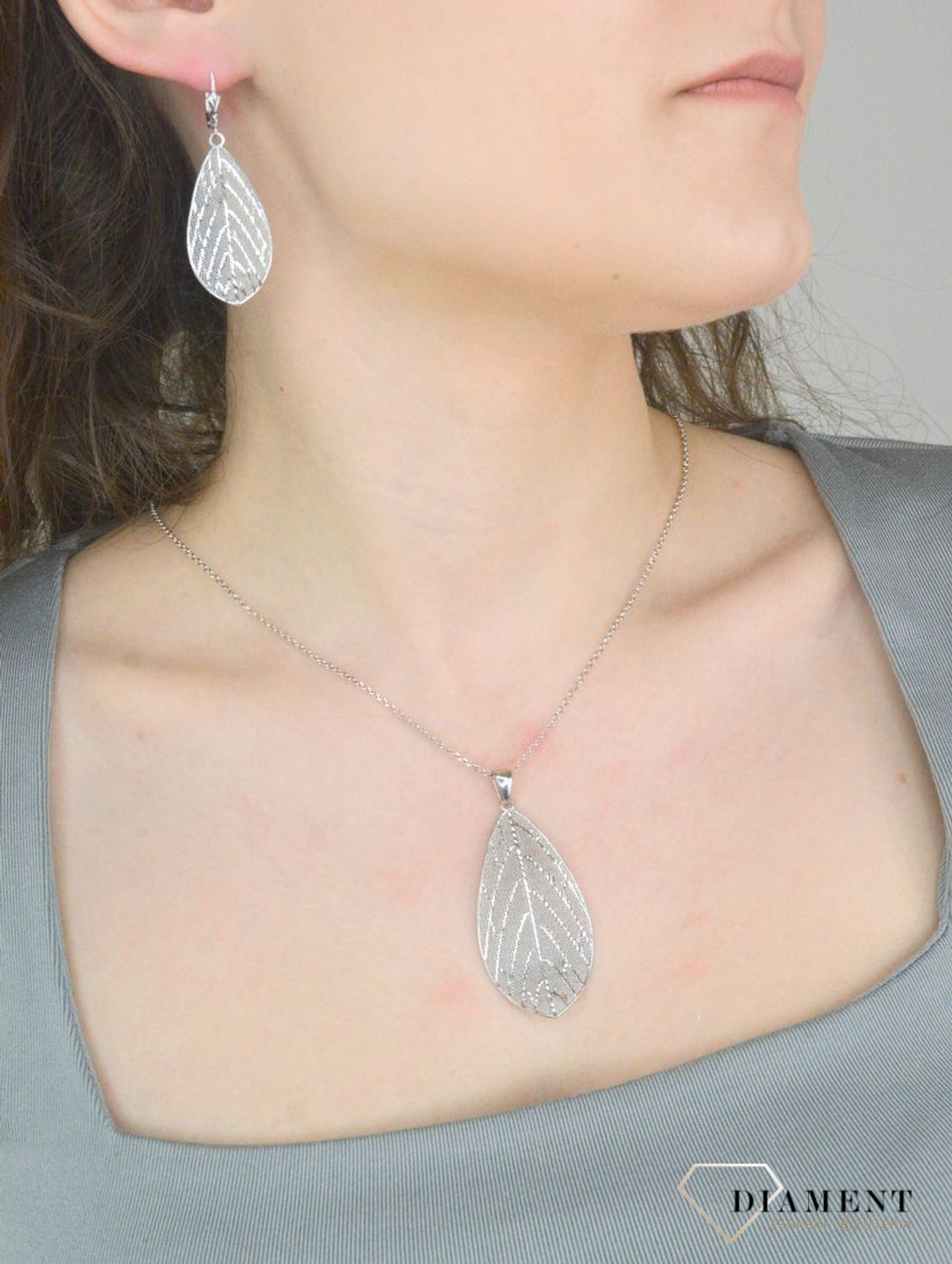 Naszyjnik srebrny próba 925, liść DIA-NSZ-12372-925 Srebrny naszyjnik damski z efektowną zawieszką srebrnym liściem. Zawieszka została stworzona dla odważnych i pewnych siebie kobiet.jpg