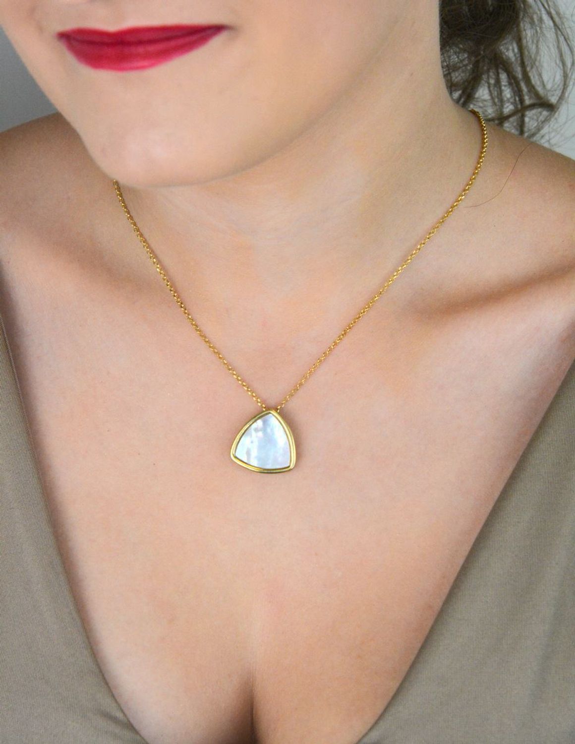 naszyjnik srebrny damski, naszyjnik pozłacany, zawieszka trójkąt, masa perłowa, srebro próba 925, biżuteria damska, DIA-NSZ-12374-925, elegancki naszyjnik1.jpg