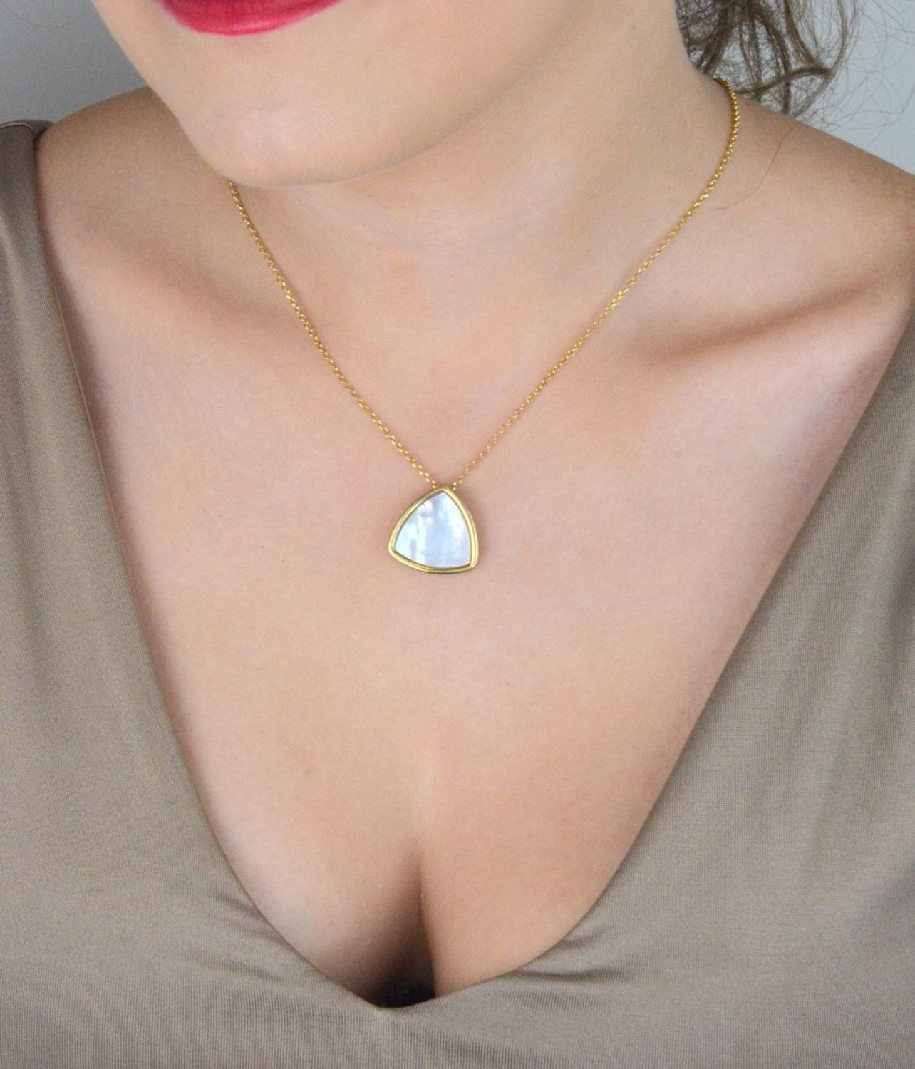 naszyjnik srebrny damski, naszyjnik pozłacany, zawieszka trójkąt, masa perłowa, srebro próba 925, biżuteria damska, DIA-NSZ-12374-925, elegancki naszyjnik1.jpg